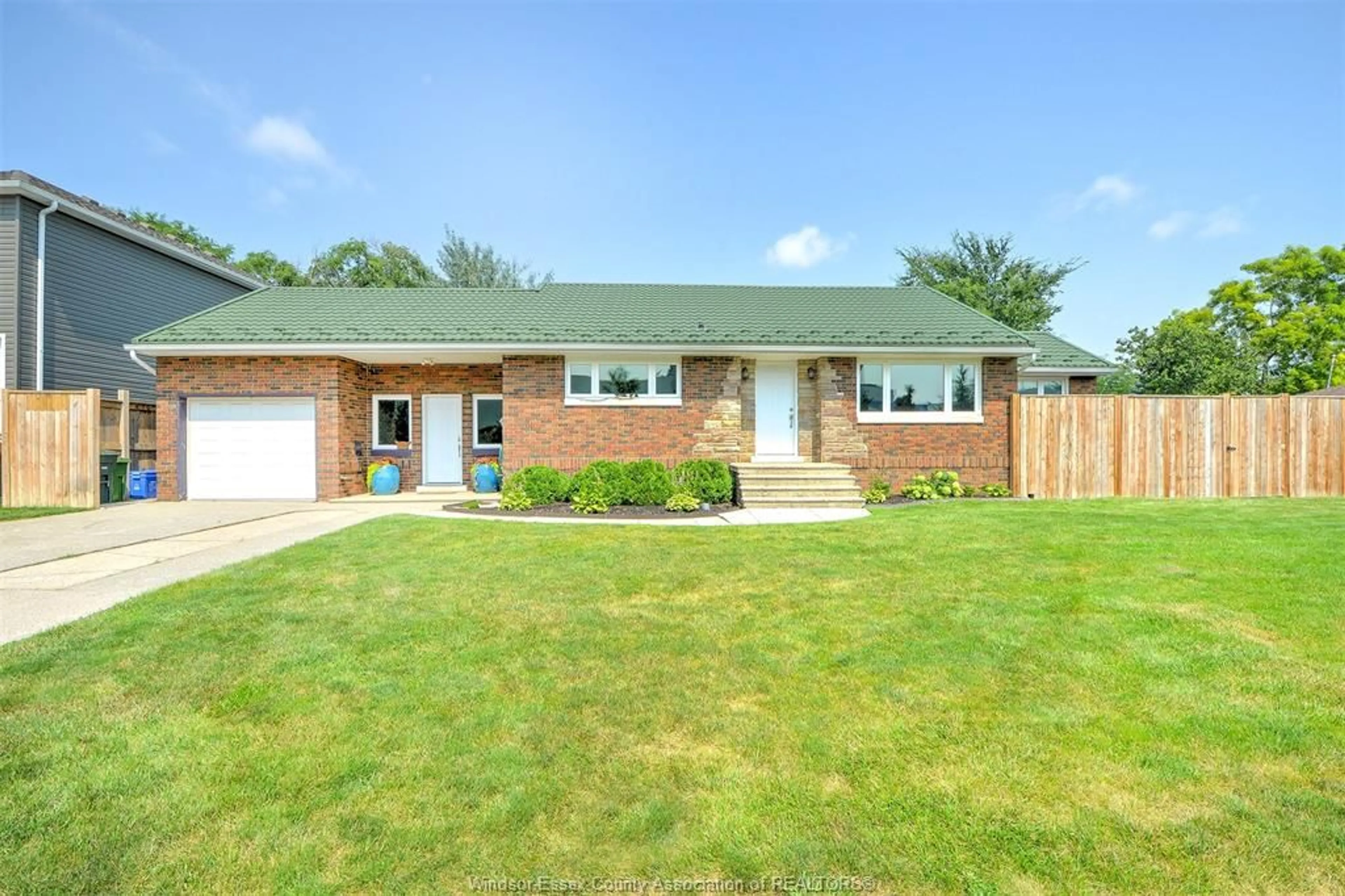 Home with brick exterior material, street for 2512 Cadillac, Windsor Ontario N8W 3Y6