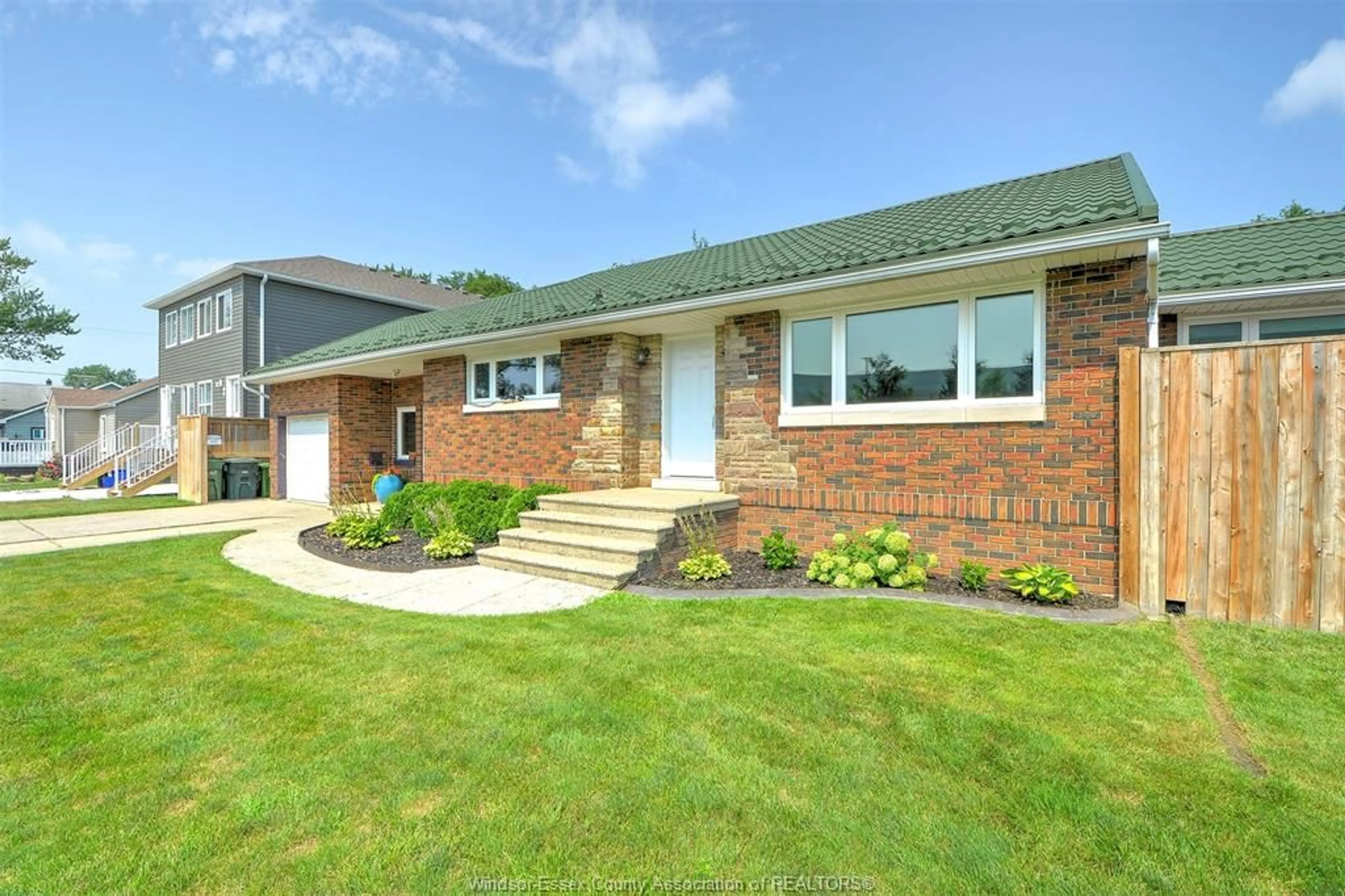 Home with brick exterior material, unknown for 2512 Cadillac, Windsor Ontario N8W 3Y6