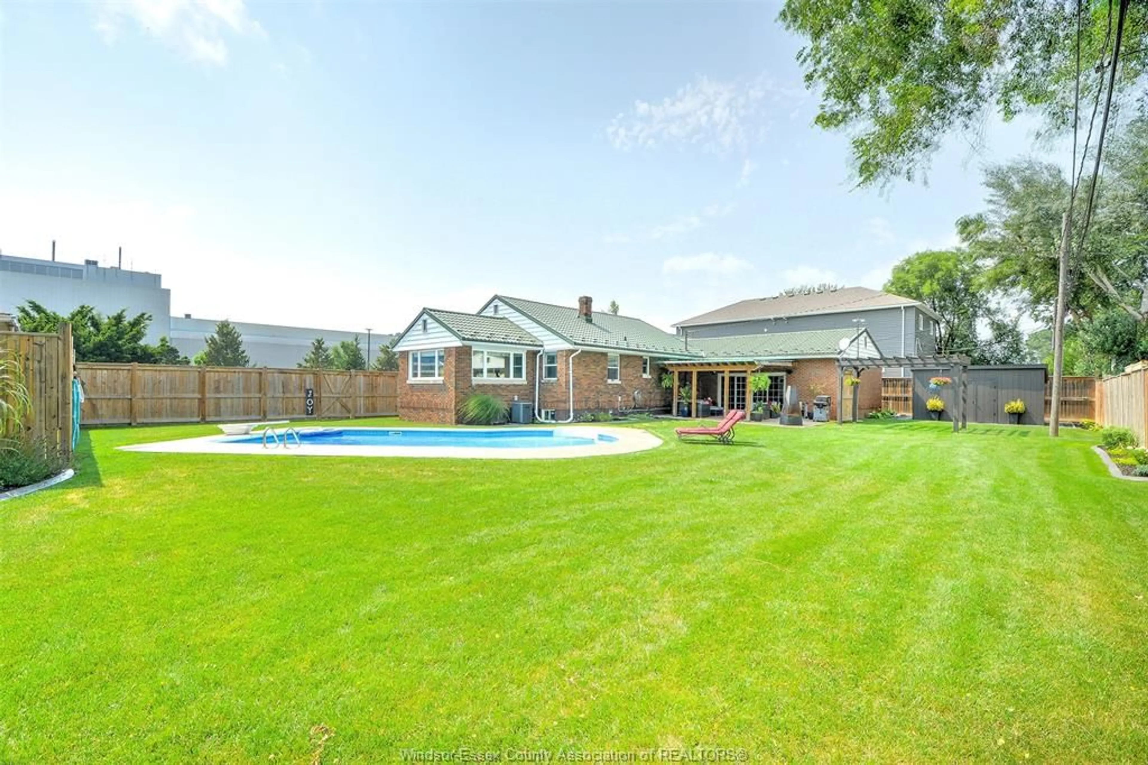 A pic from outside/outdoor area/front of a property/back of a property/a pic from drone, unknown for 2512 Cadillac, Windsor Ontario N8W 3Y6