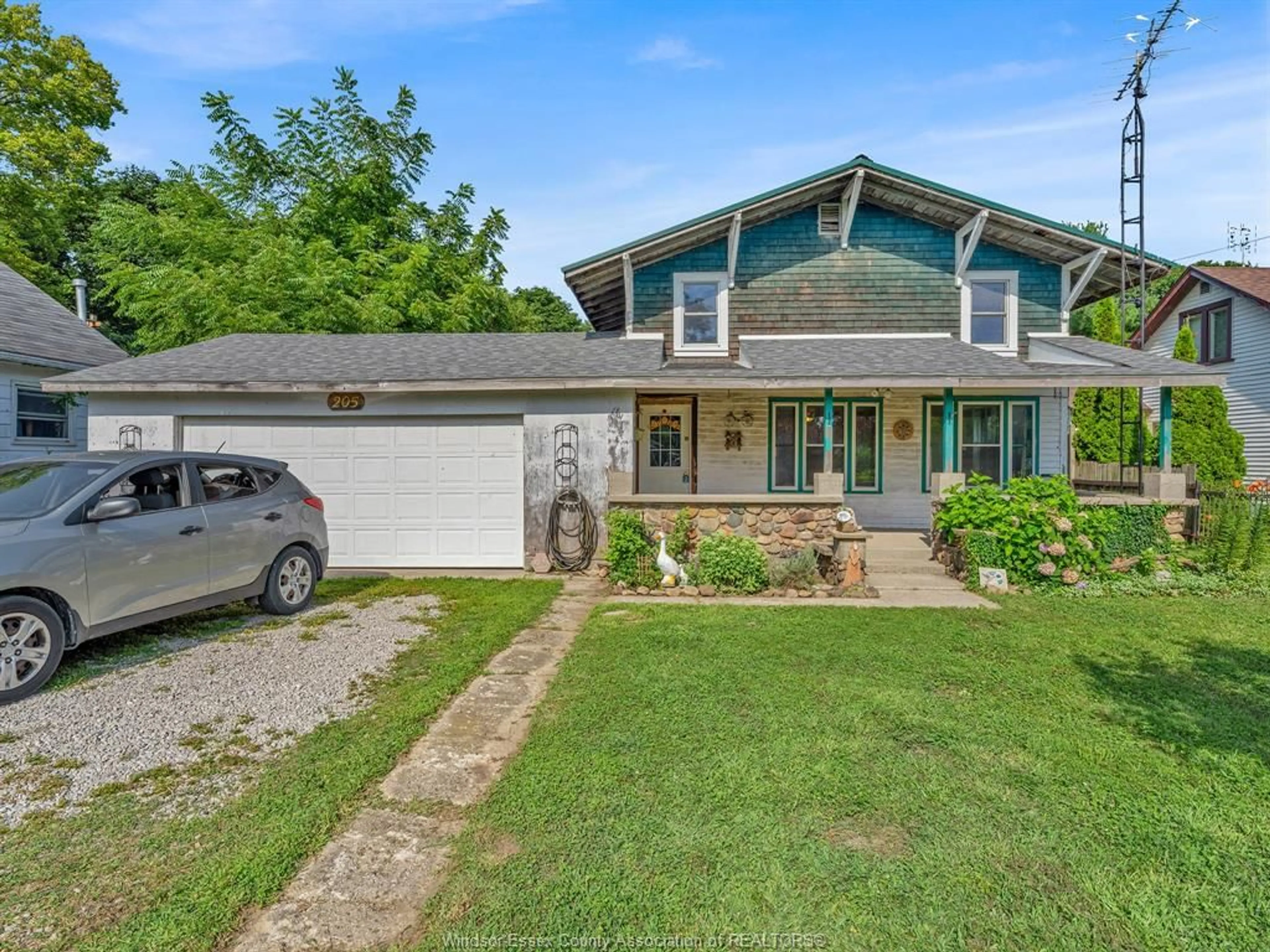 A pic from outside/outdoor area/front of a property/back of a property/a pic from drone, street for 205 DUNN, Harrow Ontario N0R 1G0