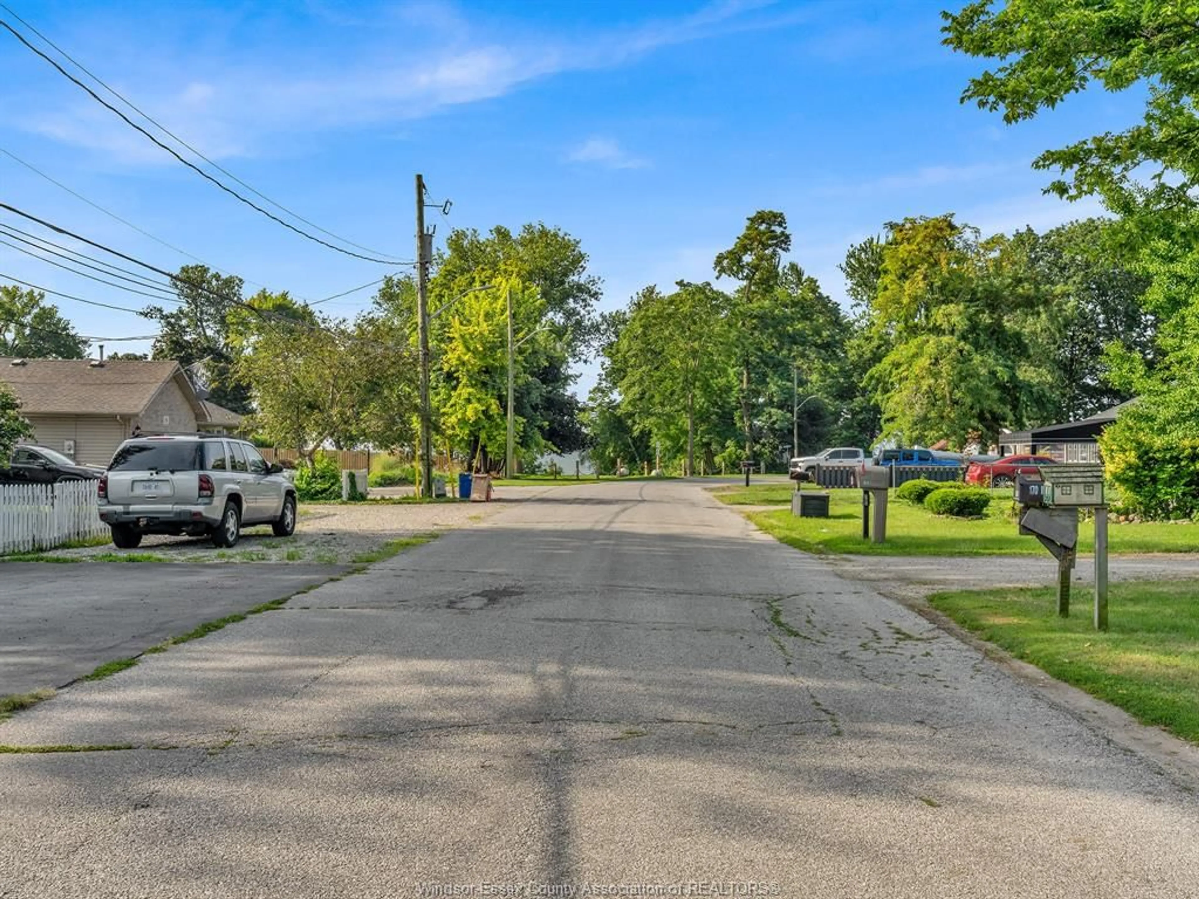 A pic from outside/outdoor area/front of a property/back of a property/a pic from drone, street for 205 DUNN, Harrow Ontario N0R 1G0