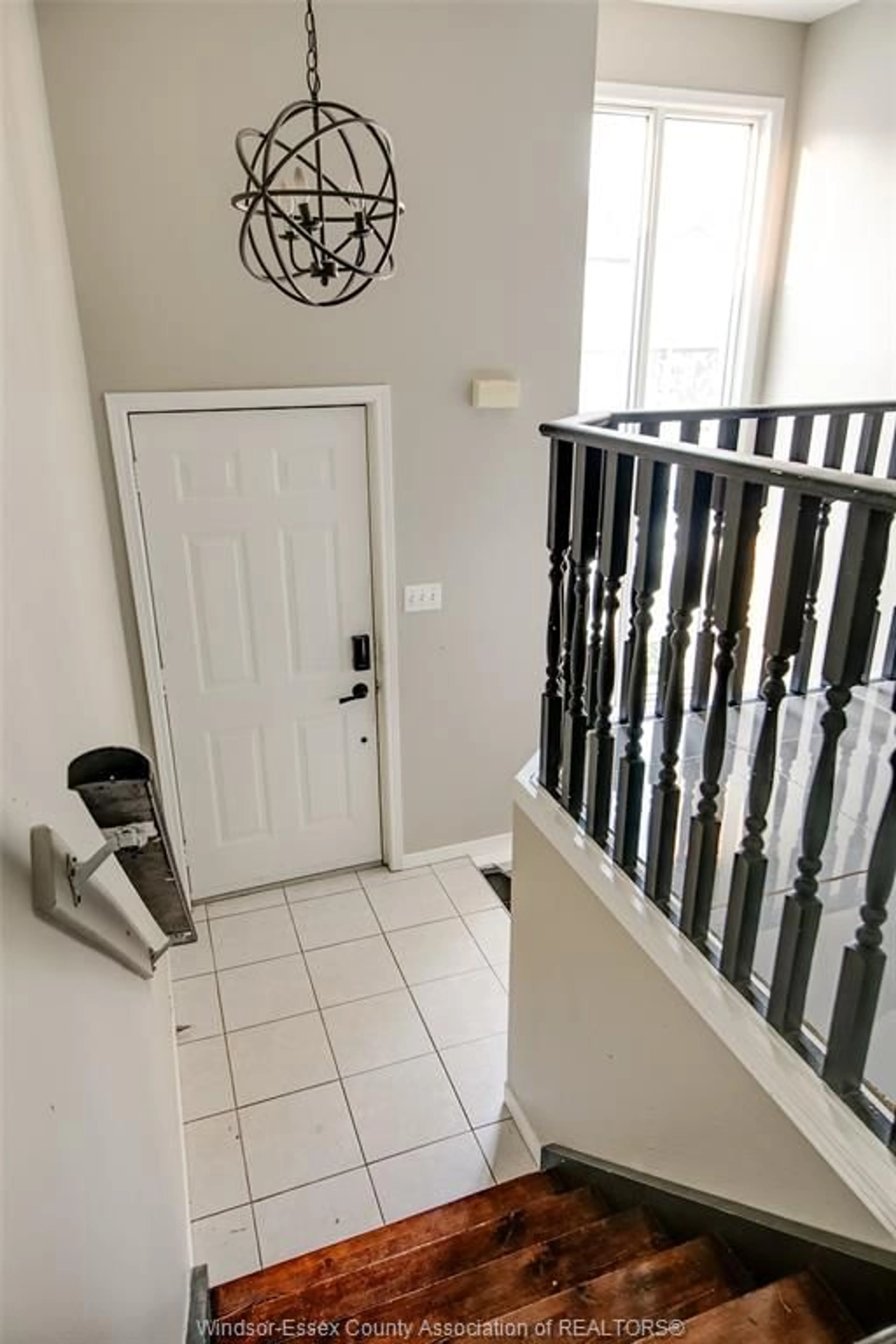 Indoor entryway for 1413 MICKAILA Cres, Tecumseh Ontario N8N 4Z2