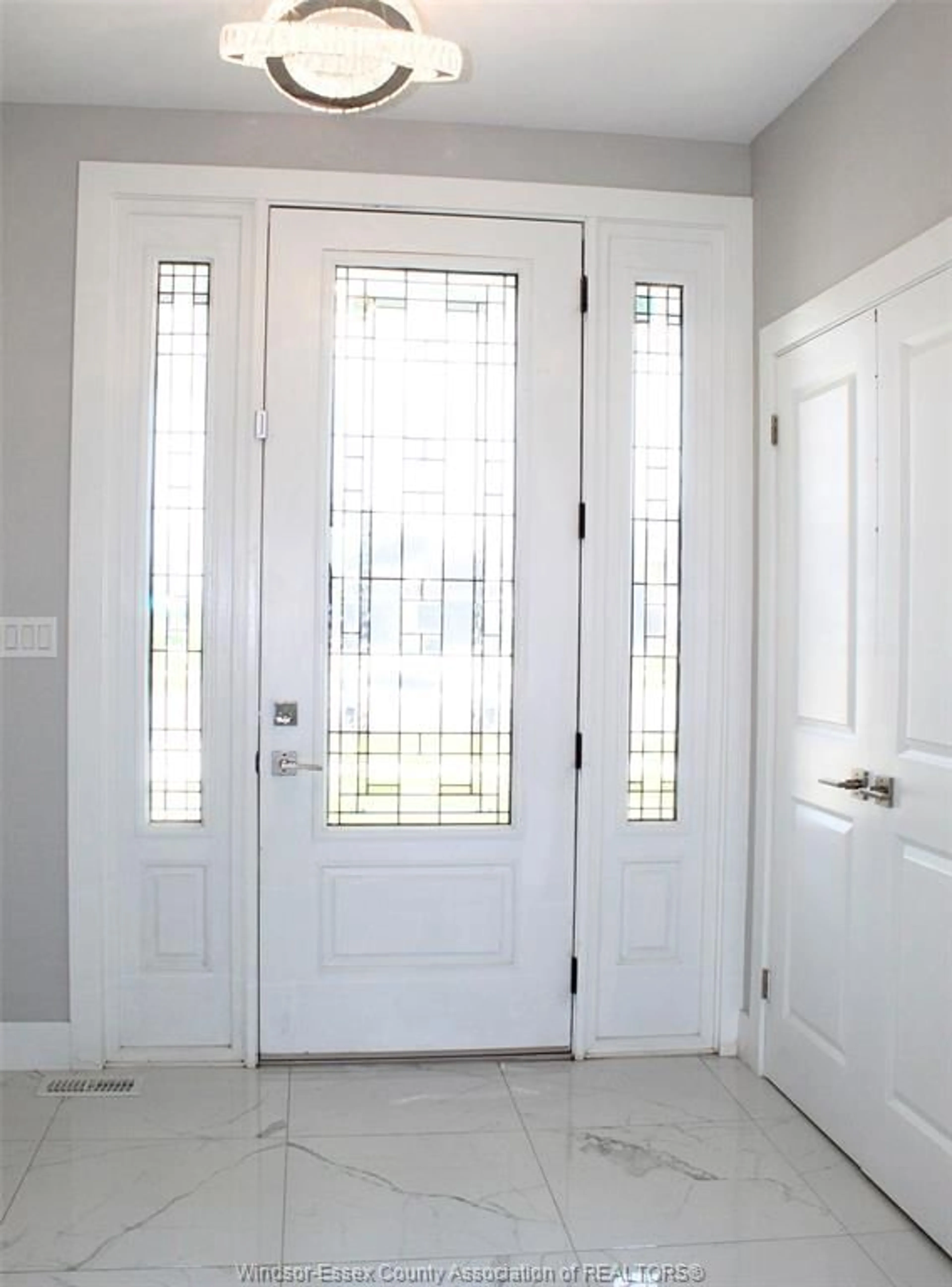 Indoor entryway for 779 KEIL Dr, Chatham Ontario N7M 0A2