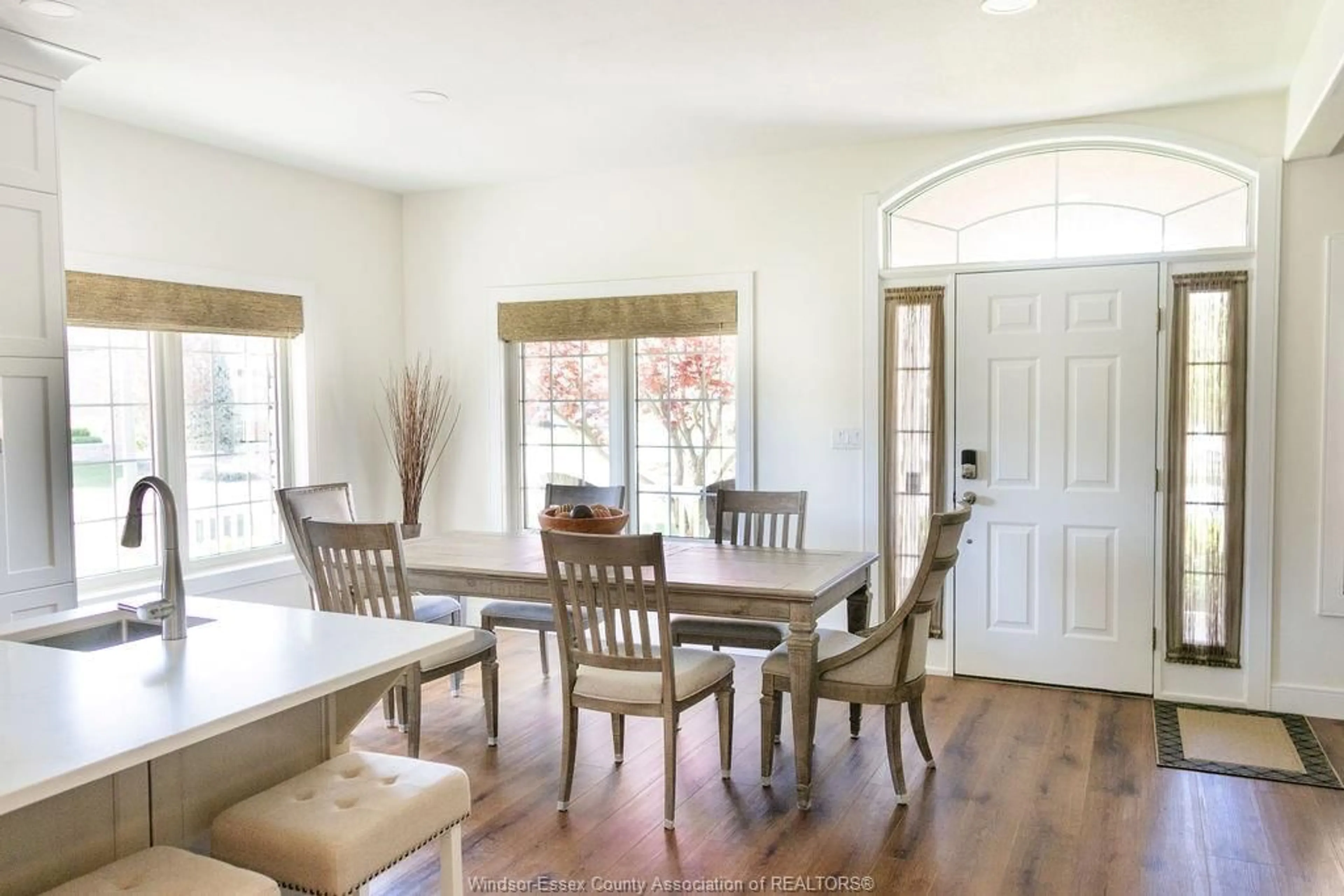 Dining room, wood/laminate floor for 129 Lake St, Mitchell's Bay Ontario N0P 1L0