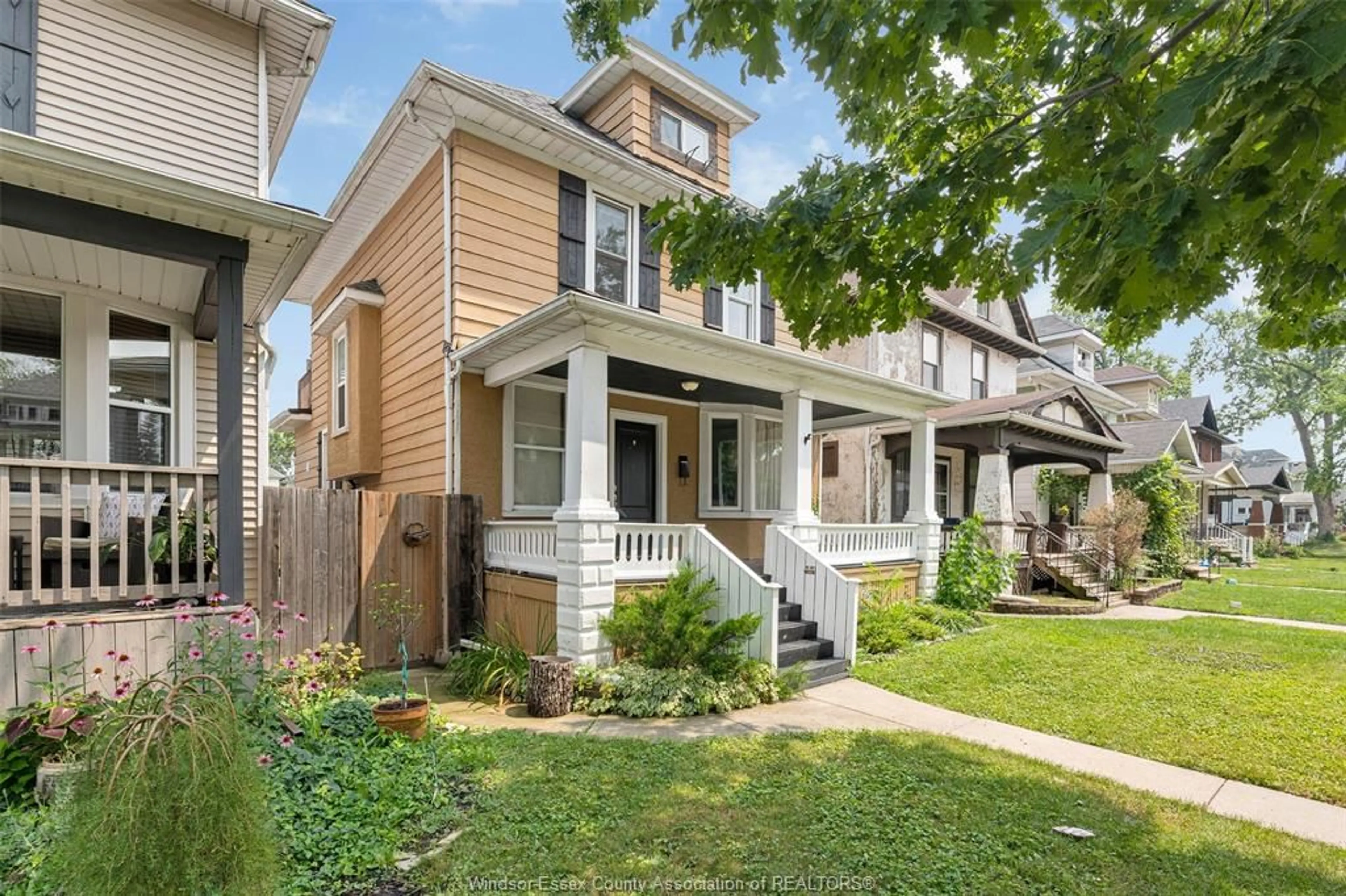 Home with vinyl exterior material, street for 870 MOY, Windsor Ontario N9A 2N8