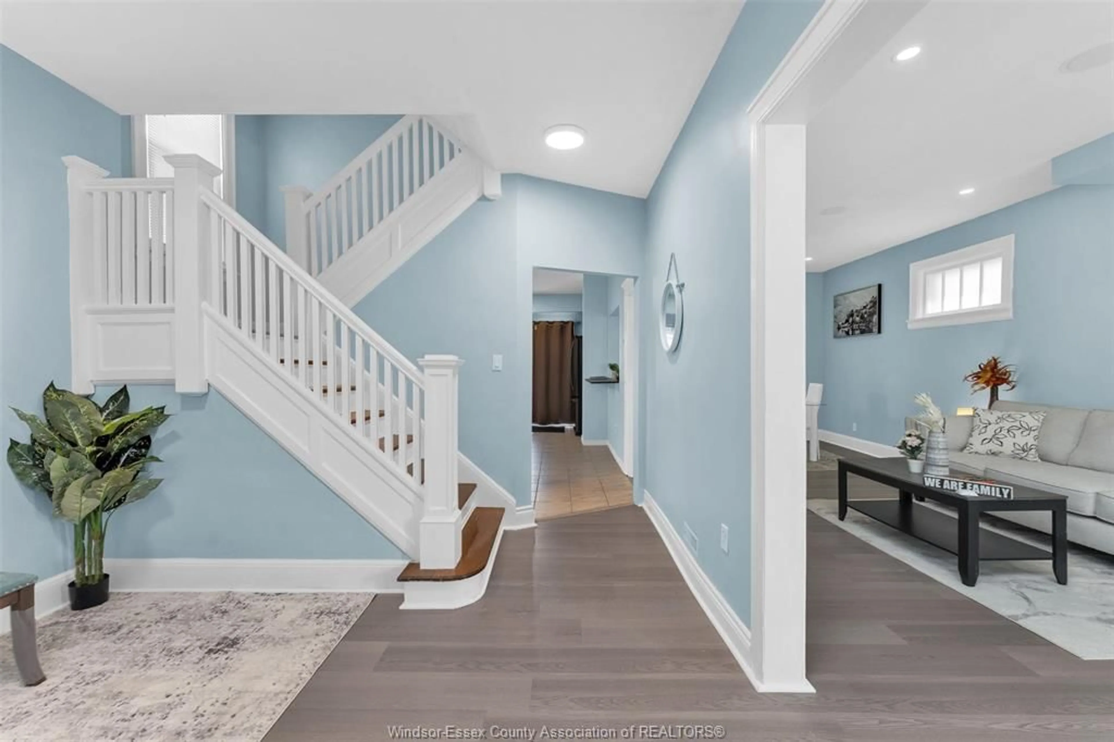 Indoor entryway for 870 MOY, Windsor Ontario N9A 2N8