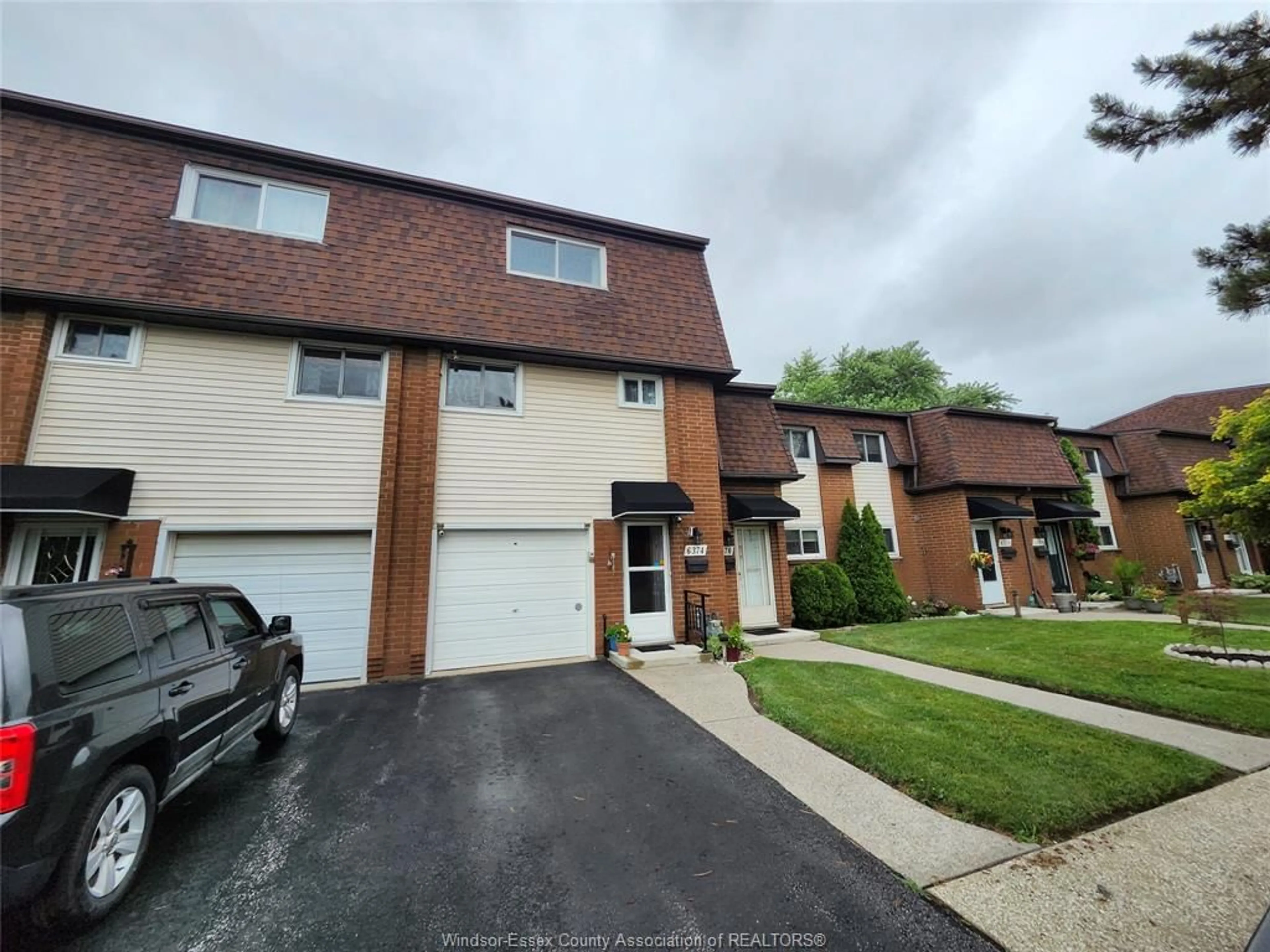 A pic from outside/outdoor area/front of a property/back of a property/a pic from drone, street for 6374 THORNBERRY #444, Windsor Ontario N8T 3A2
