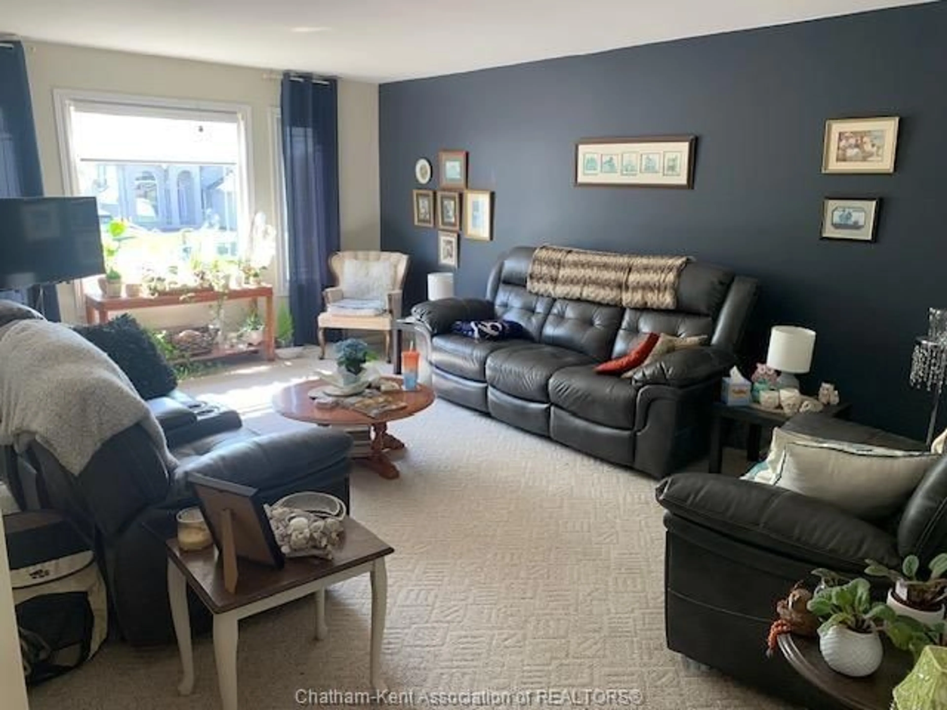 Living room with furniture, unknown for 67 WINDFIELD Cres, Chatham Ontario N7L 5L3