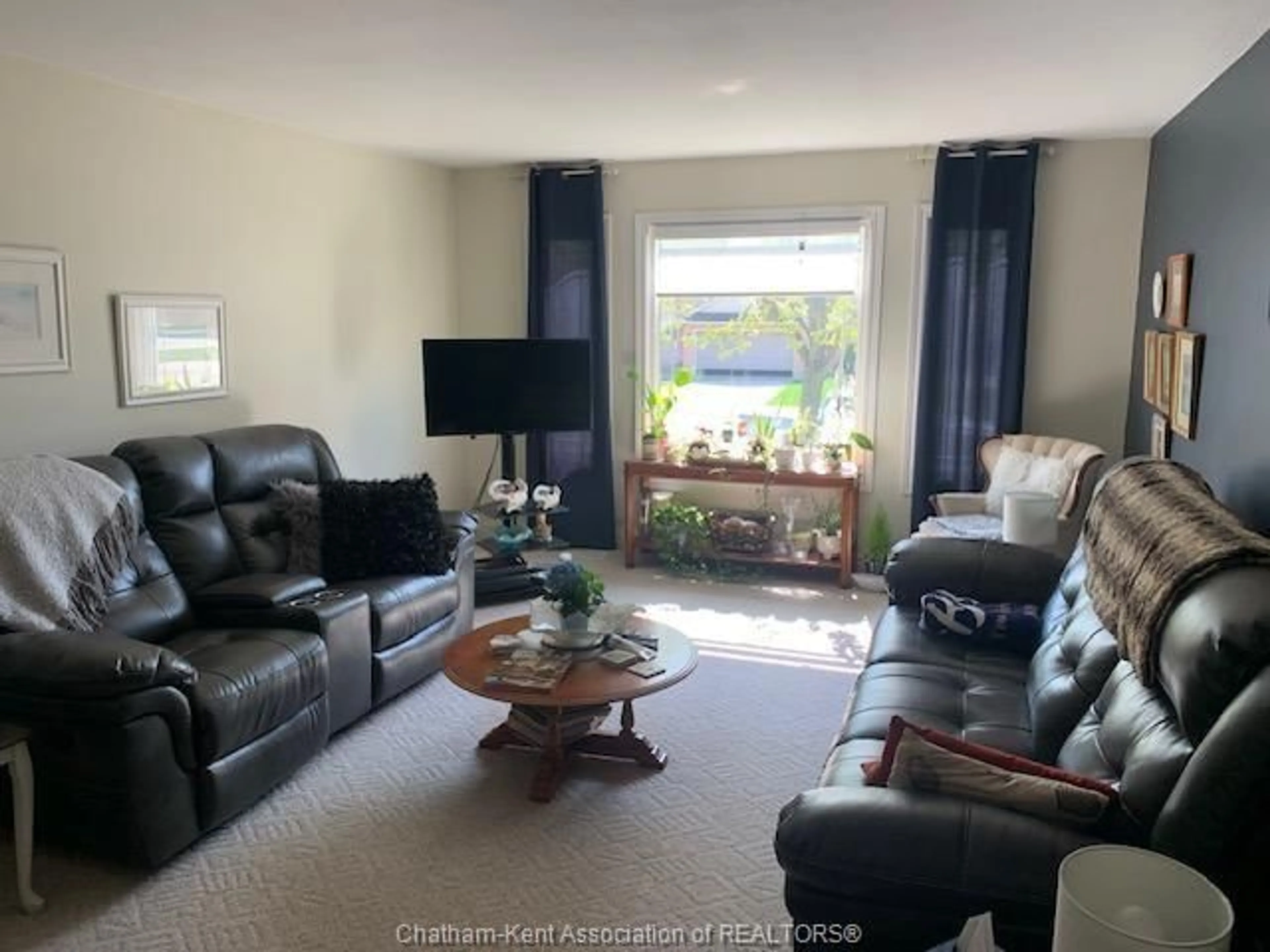 Living room with furniture, unknown for 67 WINDFIELD Cres, Chatham Ontario N7L 5L3