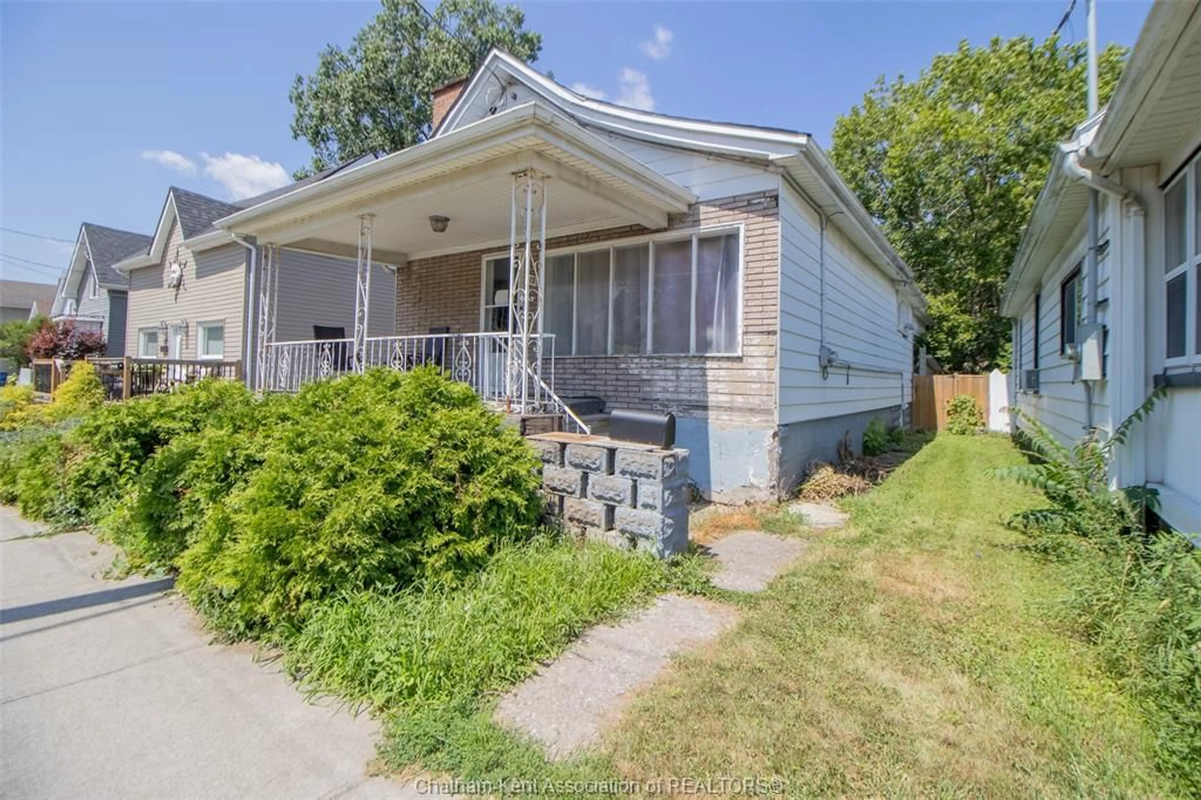 Home with vinyl exterior material, street for 273 GRAND Ave, Chatham Ontario N7L 1W7