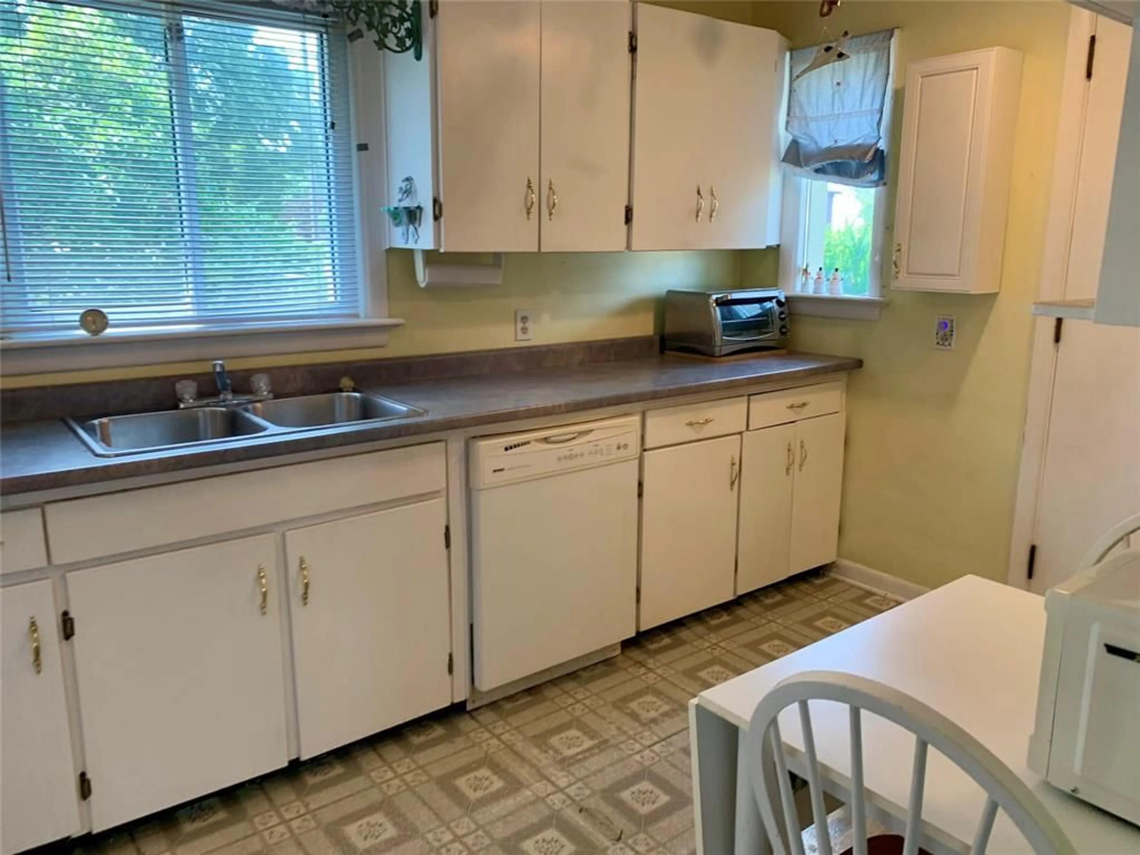 Standard kitchen, unknown for 1330 Colborne Rd, Sarnia Ontario N7V 3L6