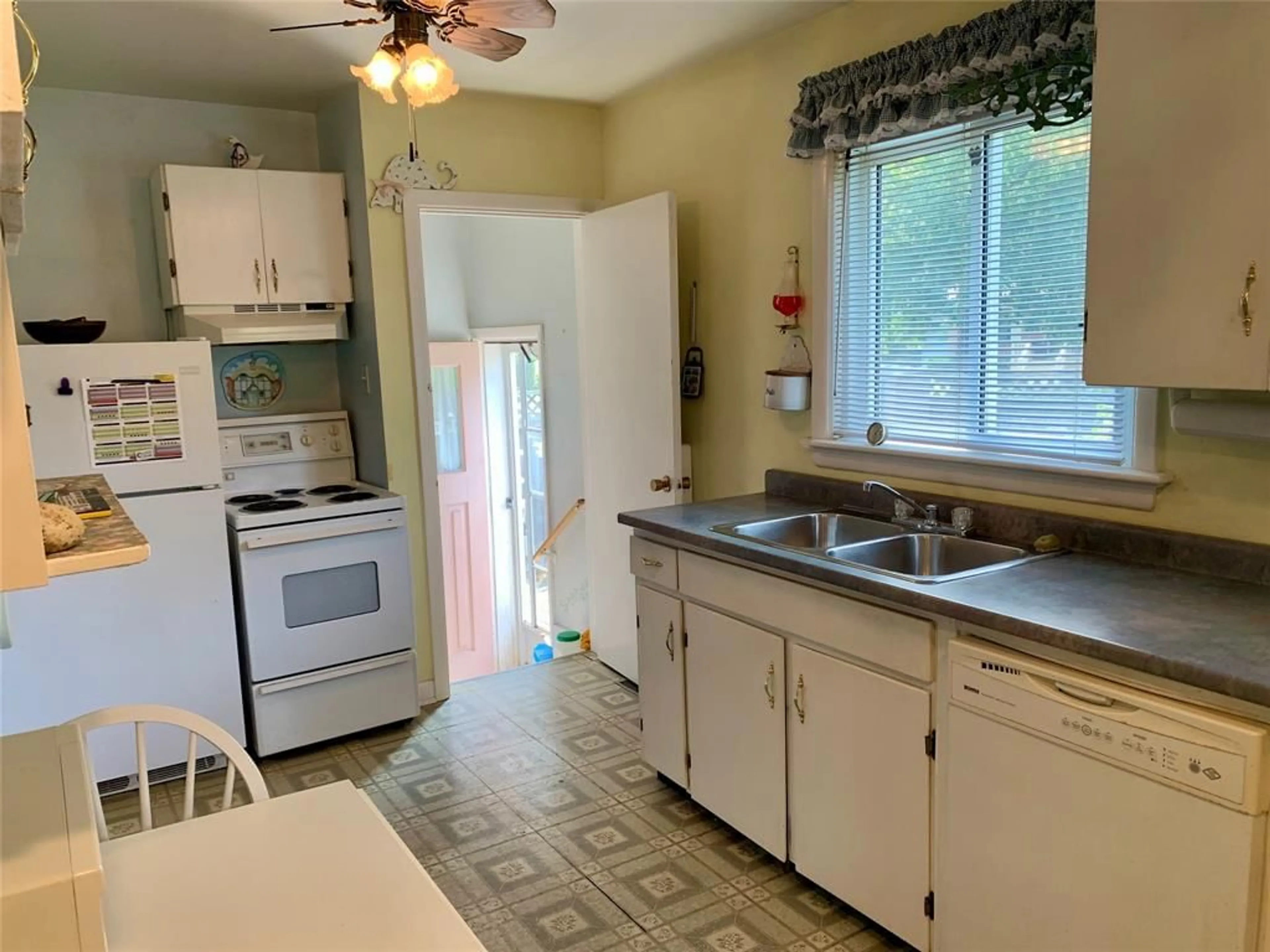 Standard kitchen, ceramic/tile floor for 1330 Colborne Rd, Sarnia Ontario N7V 3L6