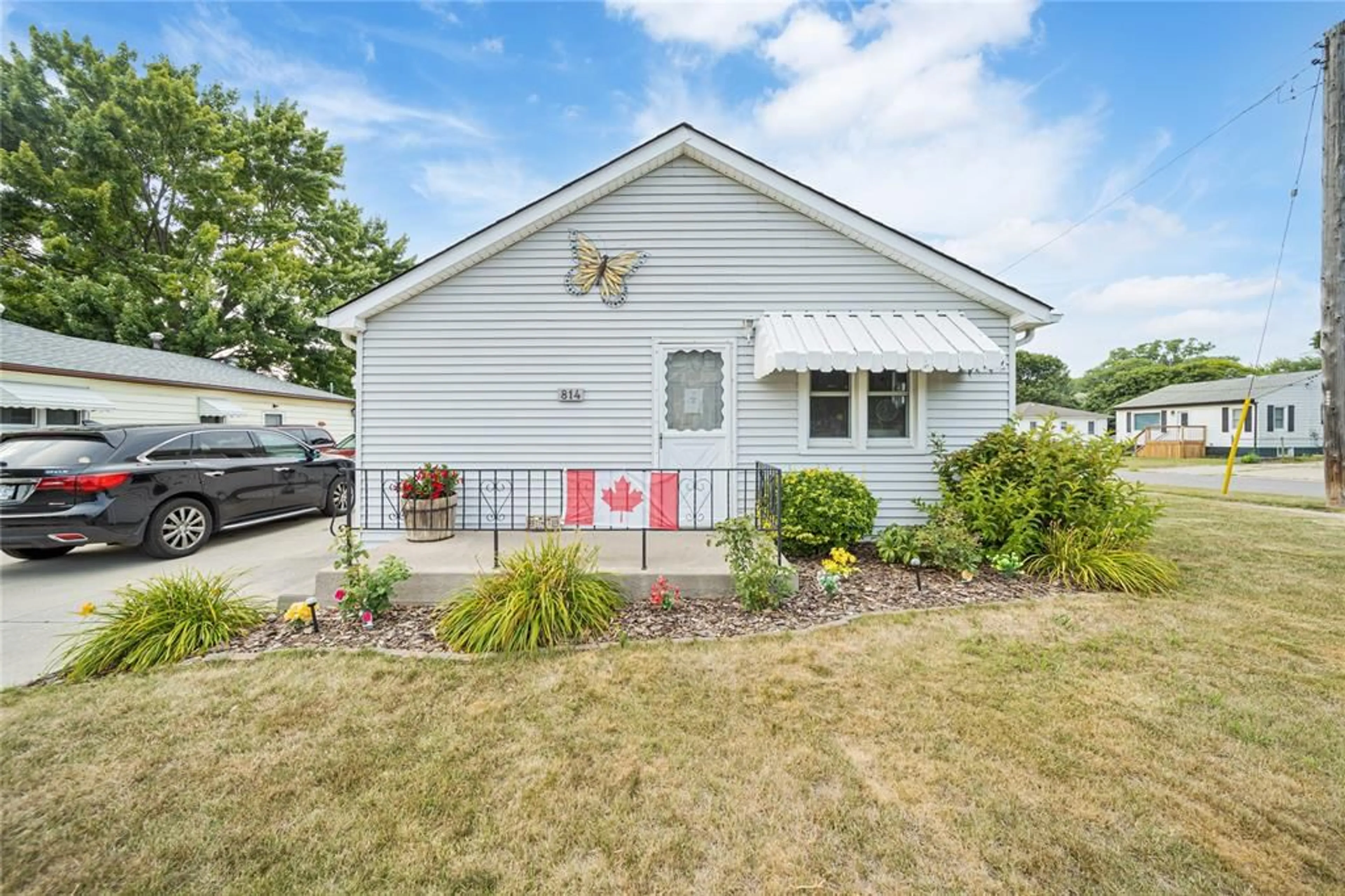 Home with vinyl exterior material, street for 814 MAXWELL St, Sarnia Ontario N7T 5G1