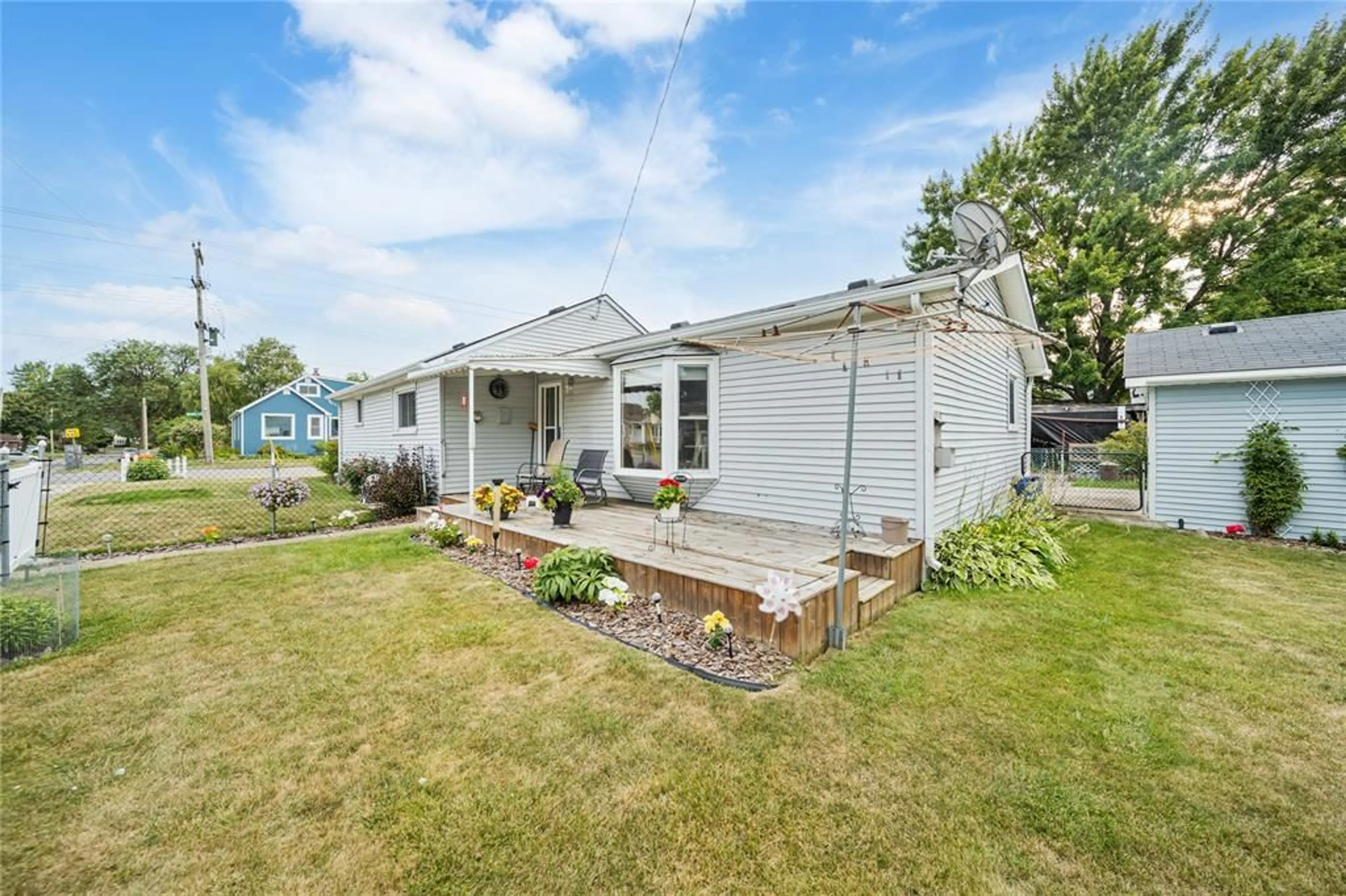 Home with vinyl exterior material, street for 814 MAXWELL St, Sarnia Ontario N7T 5G1