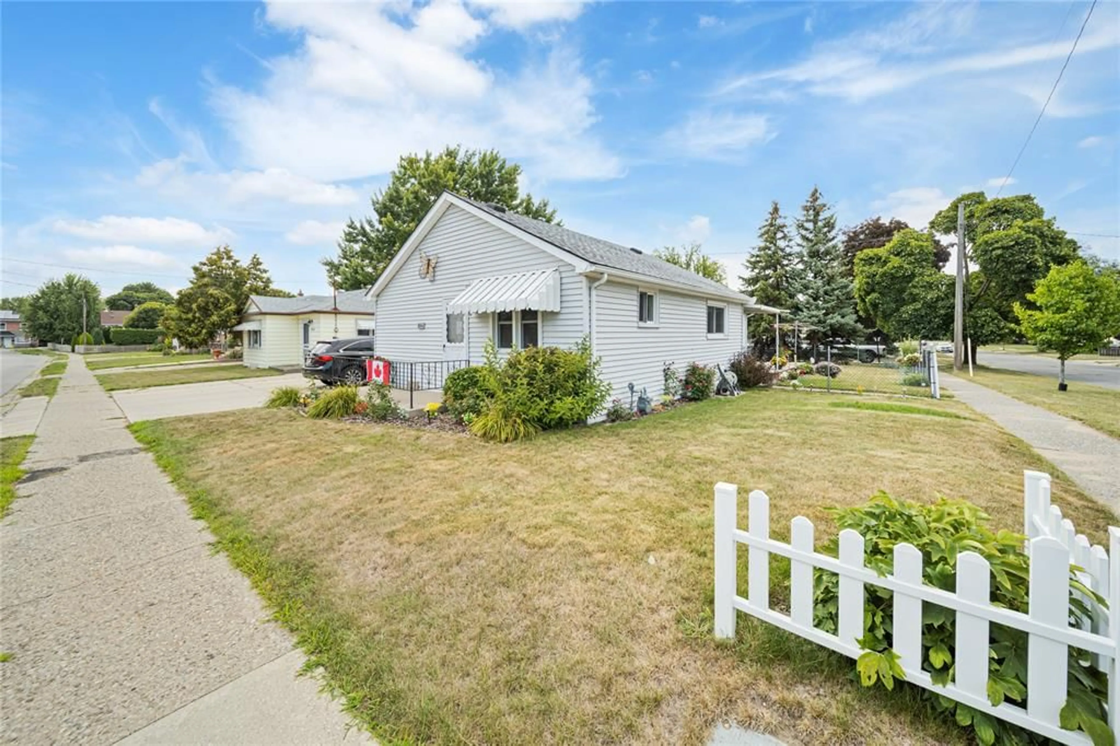 A pic from outside/outdoor area/front of a property/back of a property/a pic from drone, street for 814 MAXWELL St, Sarnia Ontario N7T 5G1