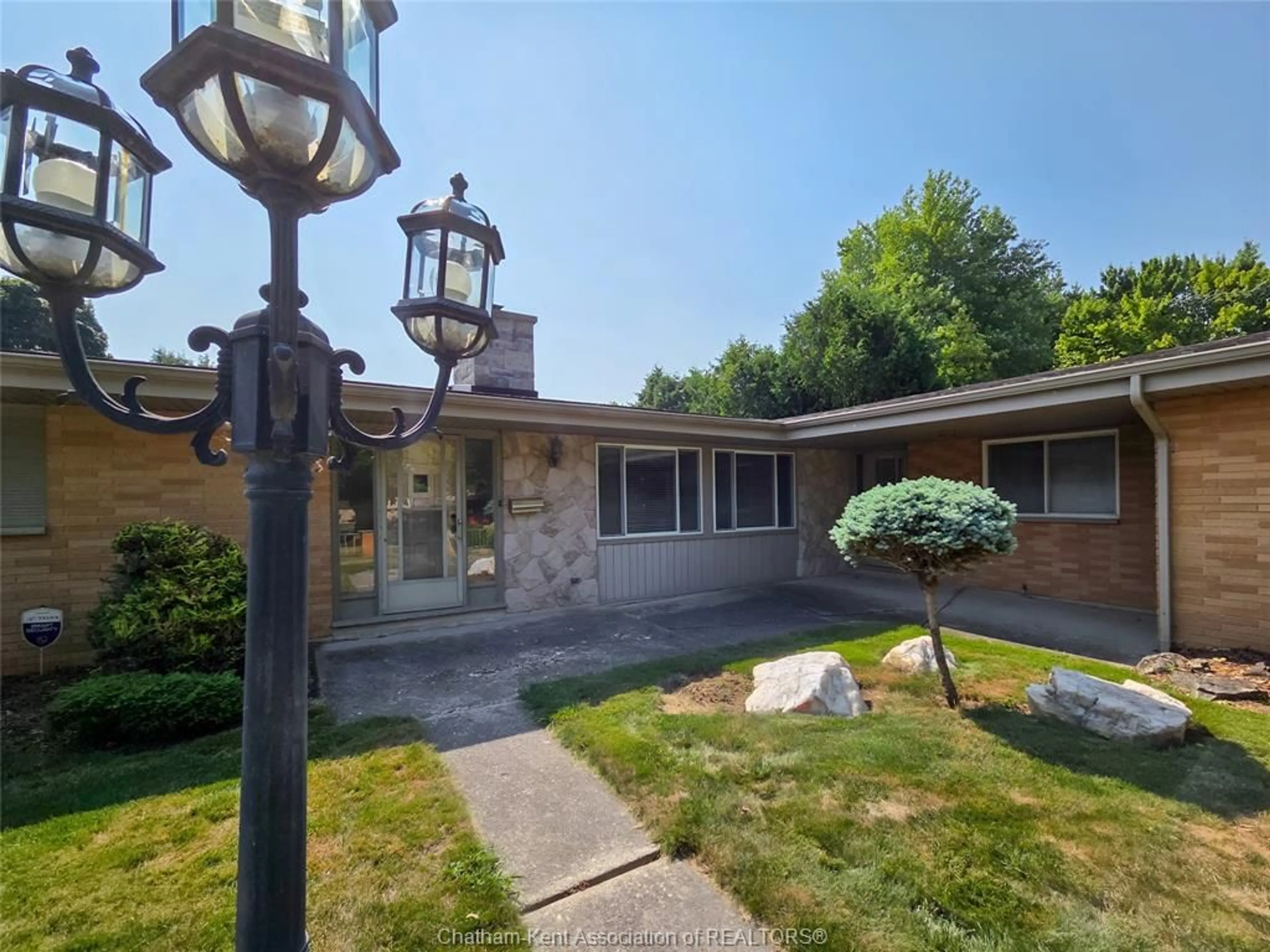 Patio, street for 64 Parkwood Dr, Chatham Ontario N7M 2B2