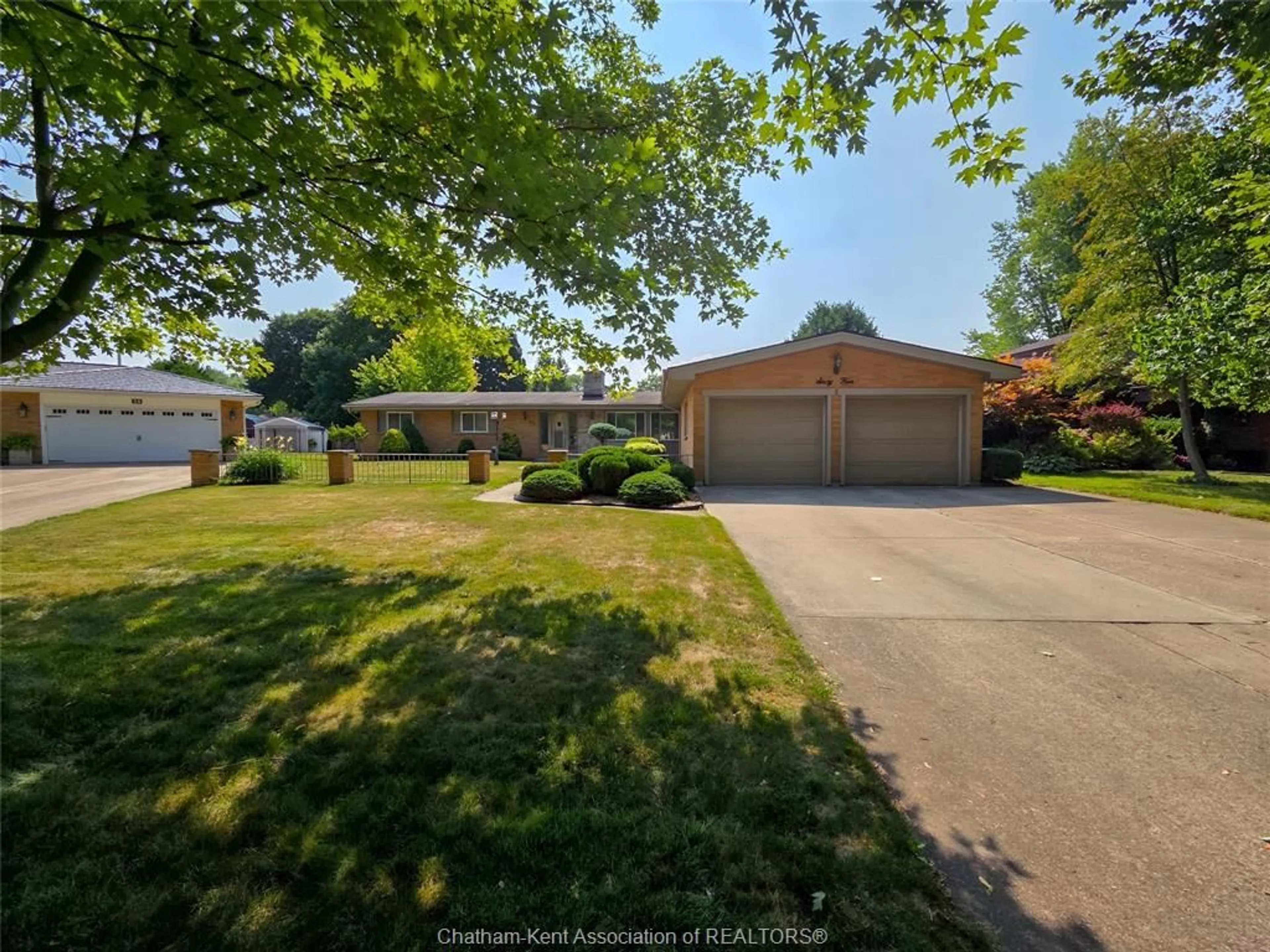 A pic from outside/outdoor area/front of a property/back of a property/a pic from drone, street for 64 Parkwood Dr, Chatham Ontario N7M 2B2