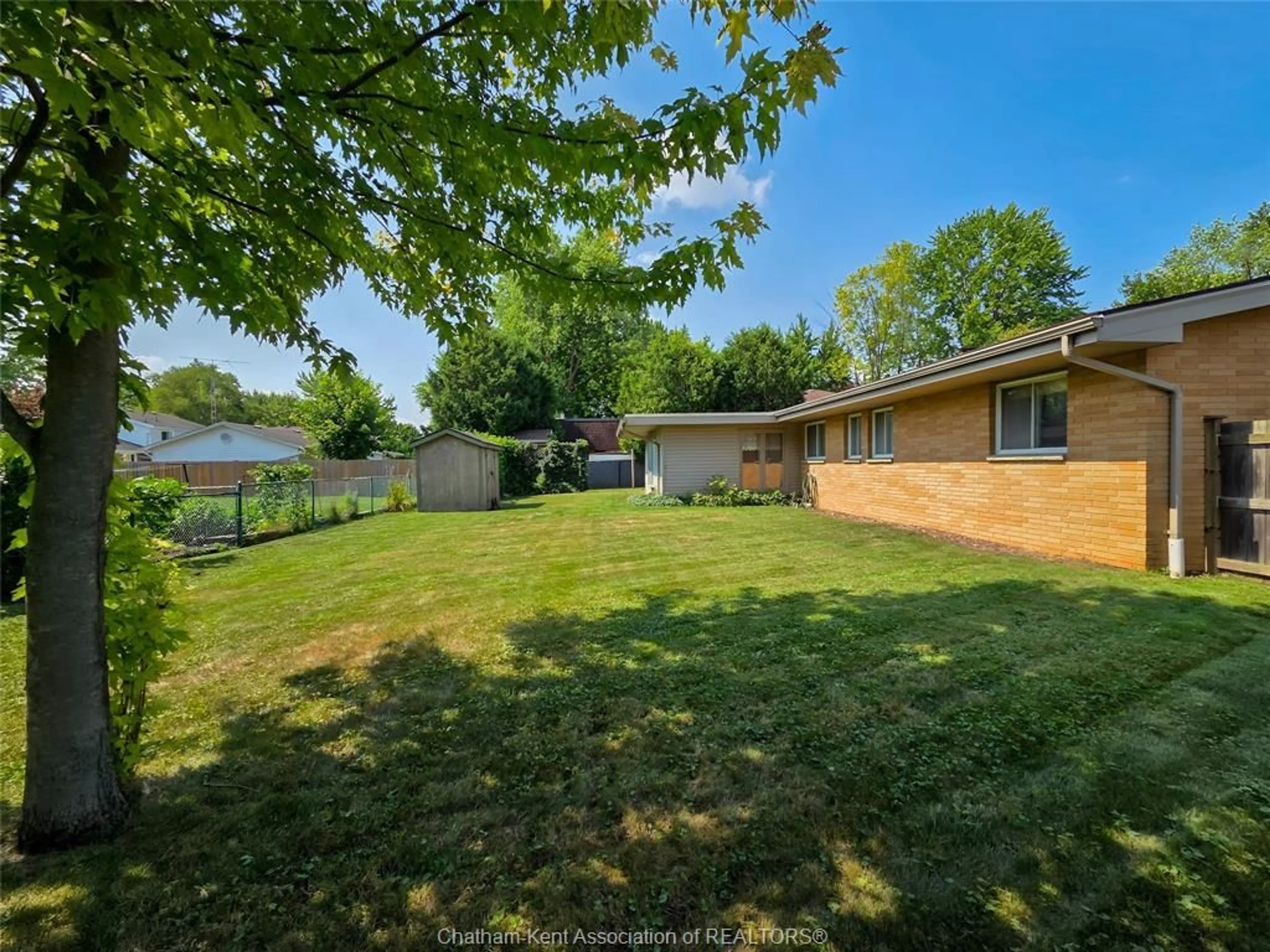 A pic from outside/outdoor area/front of a property/back of a property/a pic from drone, unknown for 64 Parkwood Dr, Chatham Ontario N7M 2B2