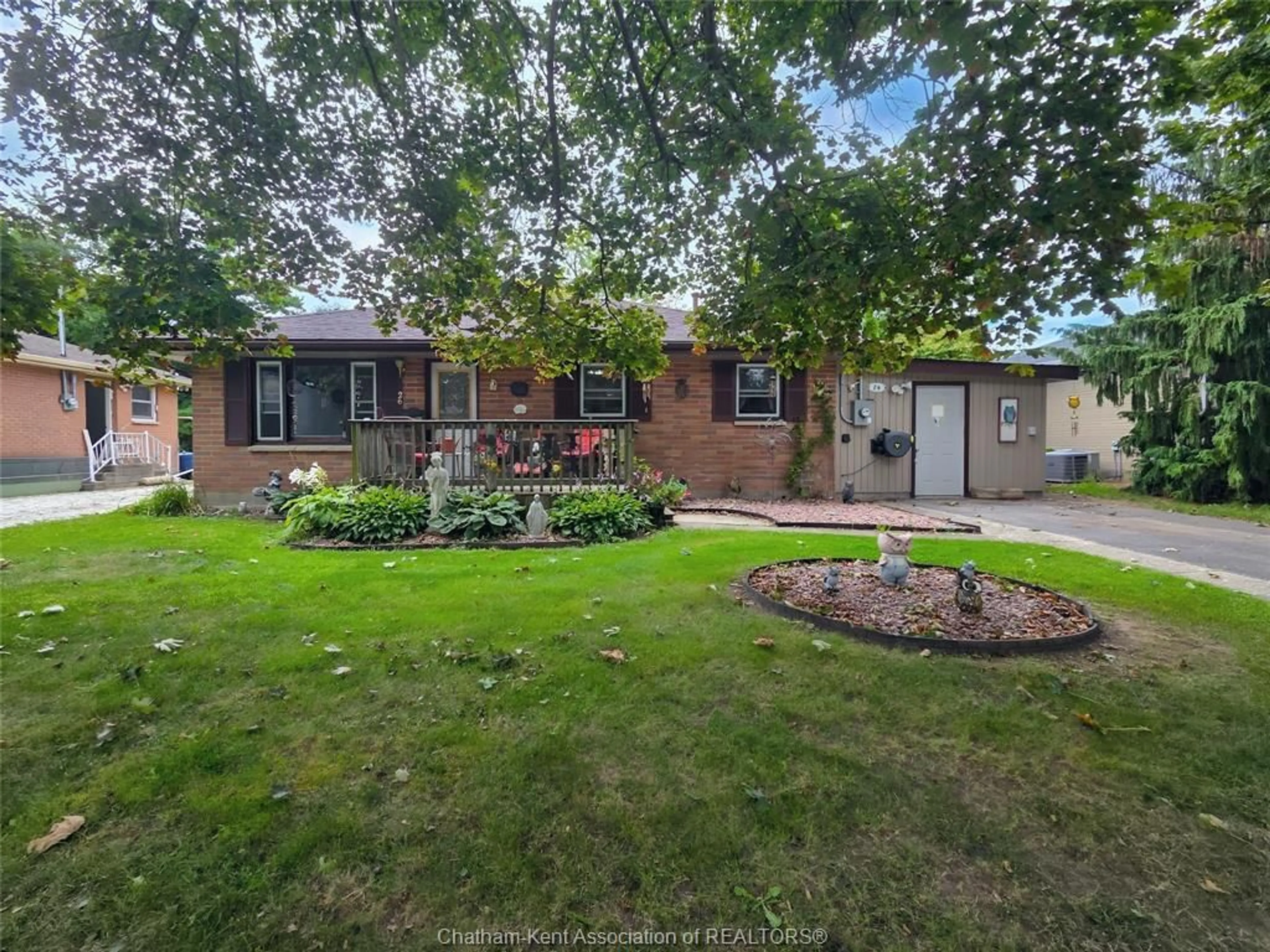 A pic from outside/outdoor area/front of a property/back of a property/a pic from drone, street for 26 BURTON Ave, Chatham Ontario N7M 4Z5