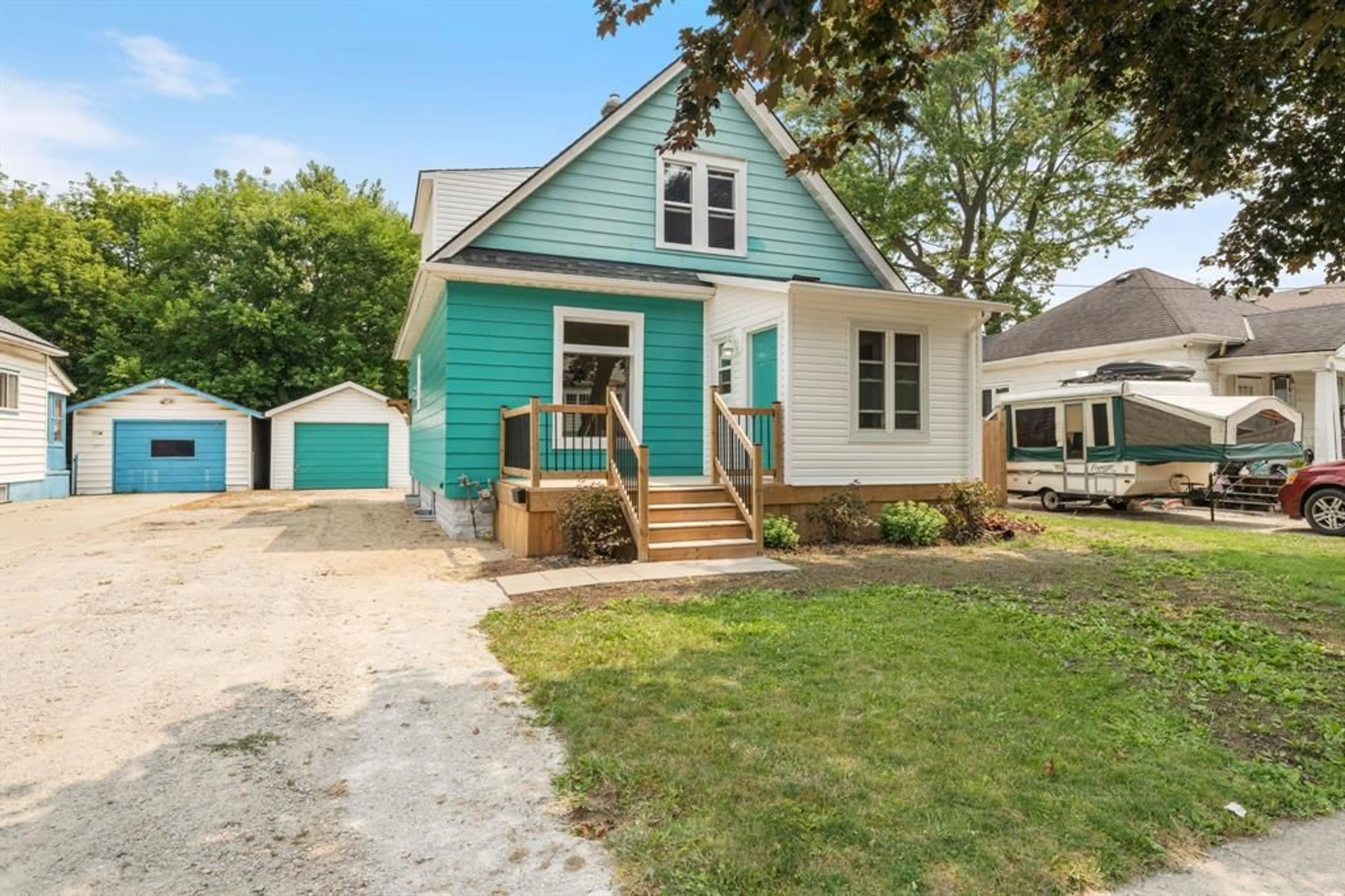 Home with vinyl exterior material, street for 266 BROCK St, Sarnia Ontario M7T 5Z6