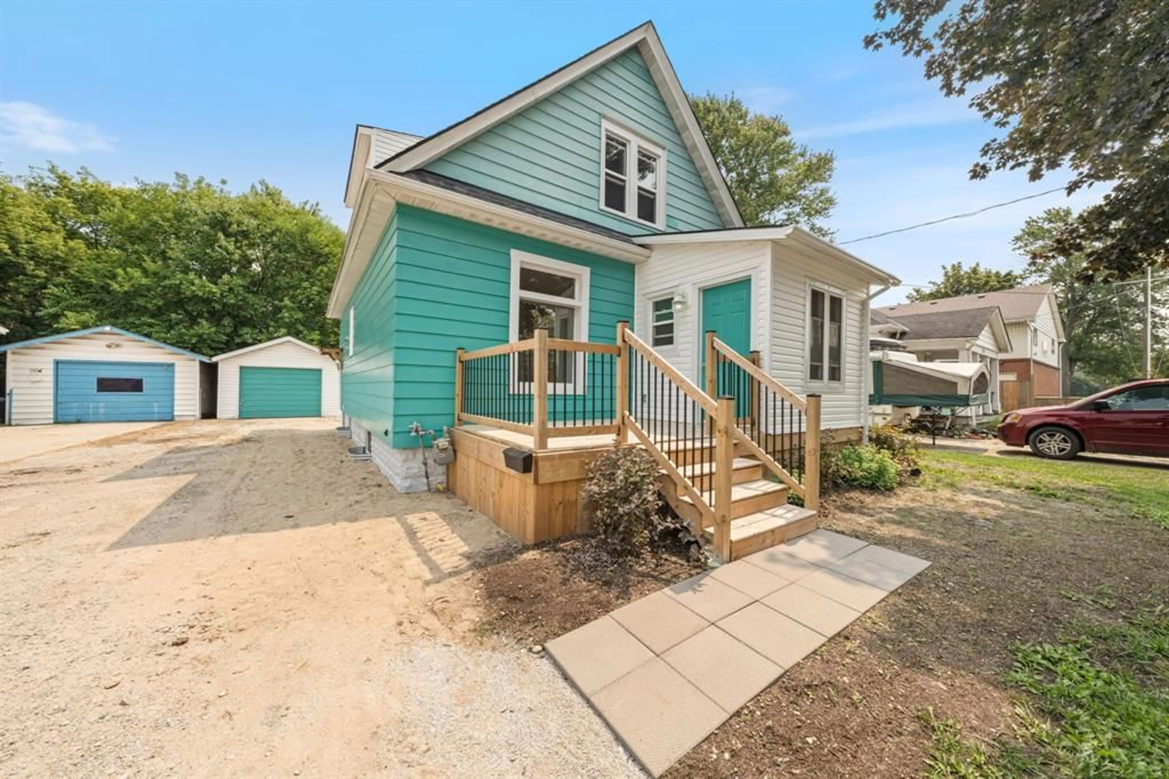 Home with vinyl exterior material, street for 266 BROCK St, Sarnia Ontario M7T 5Z6