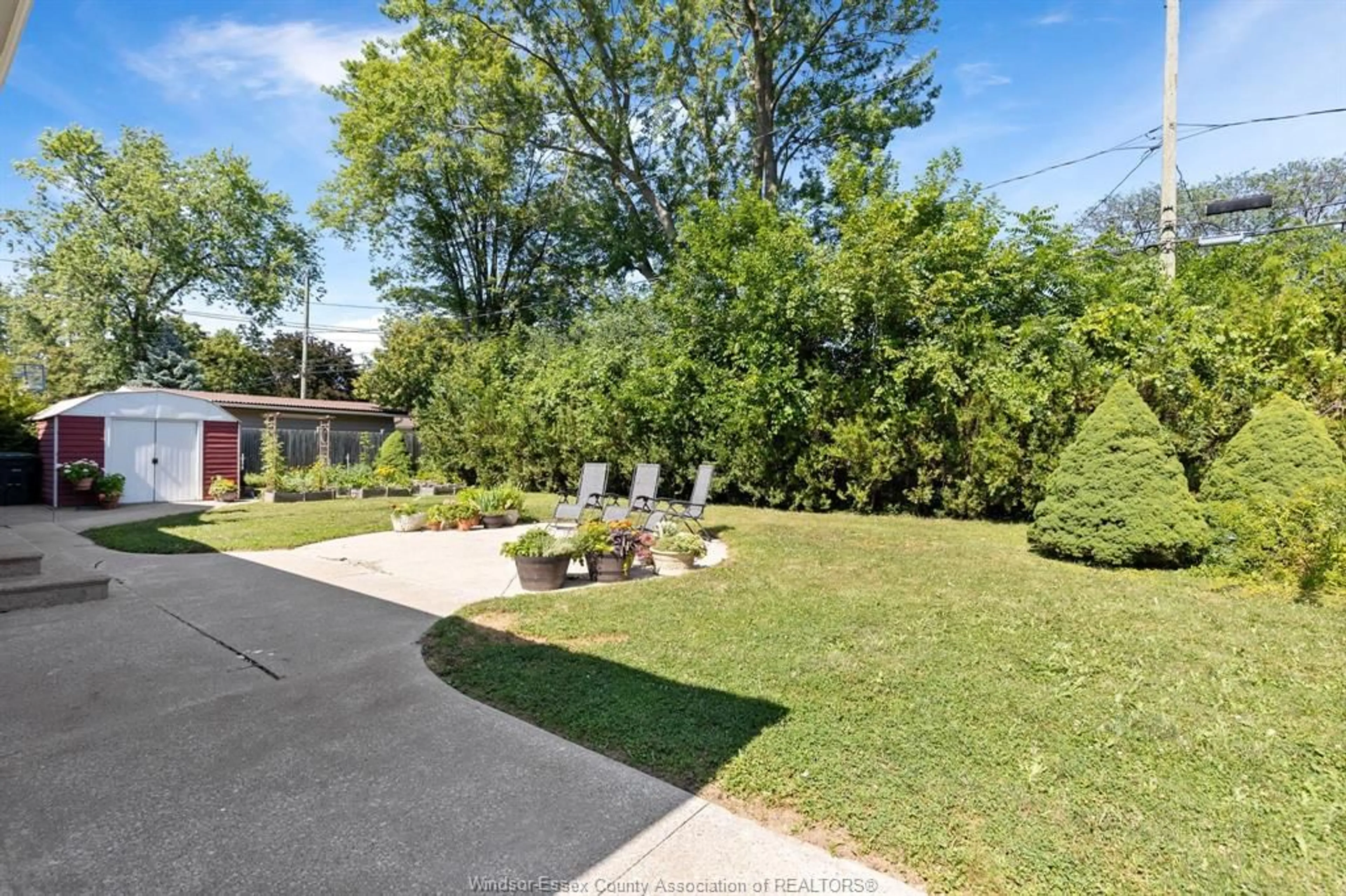 A pic from outside/outdoor area/front of a property/back of a property/a pic from drone, street for 1552 STRATFORD, Windsor Ontario N9G 1W2