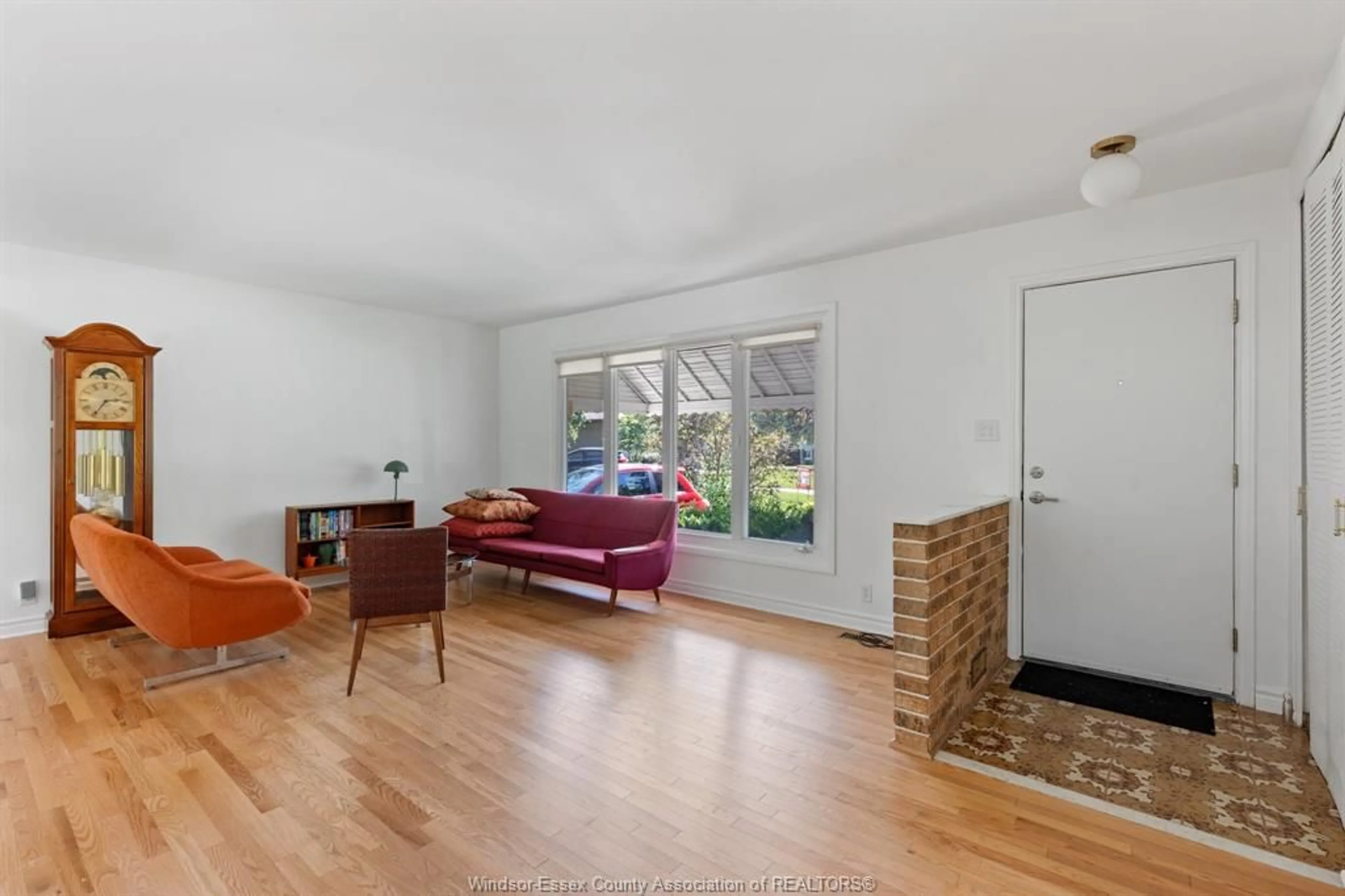 Living room with furniture, wood/laminate floor for 1552 STRATFORD, Windsor Ontario N9G 1W2