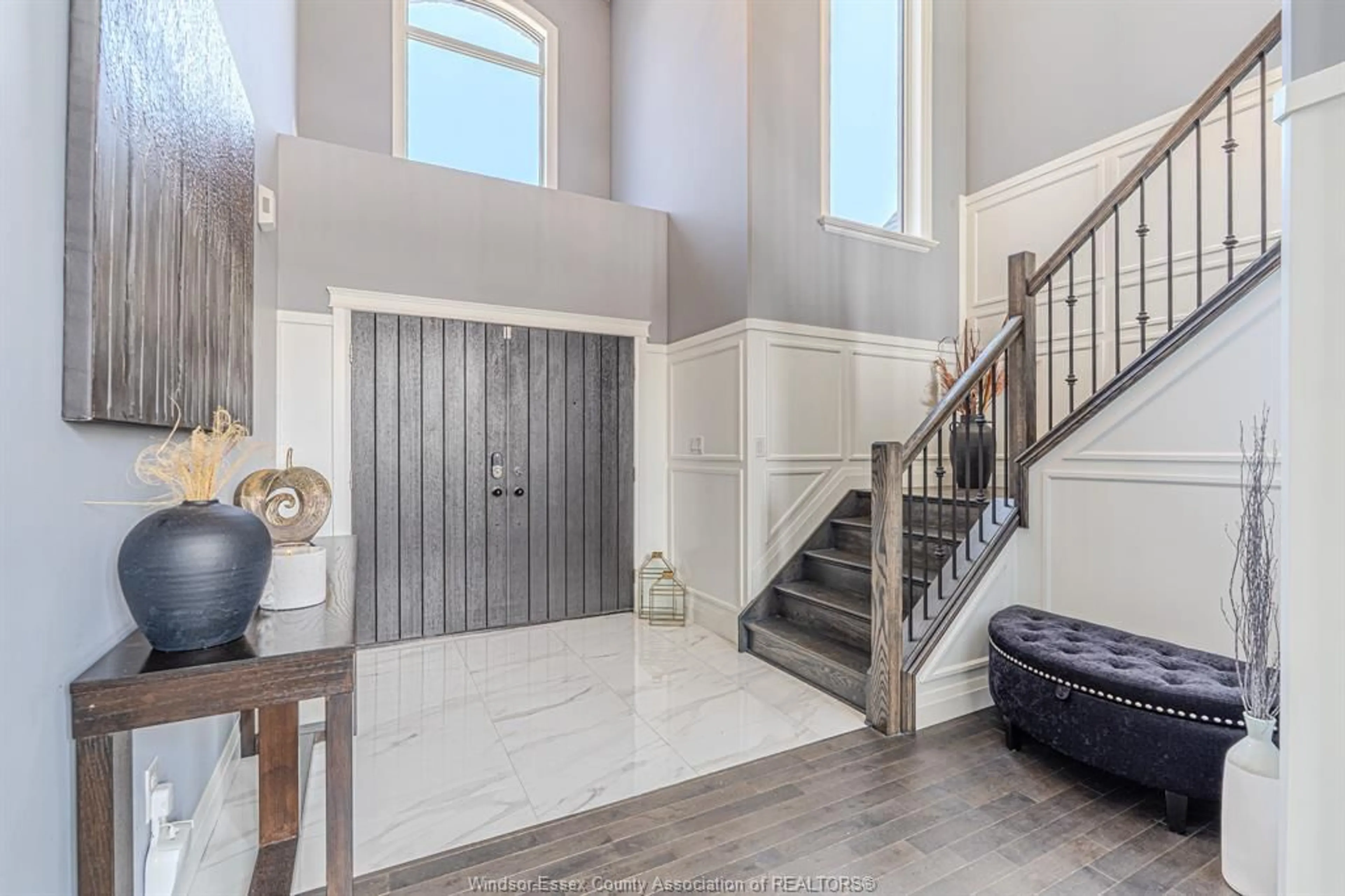 Indoor entryway for 929 CHATEAU, Windsor Ontario N8P 1J7