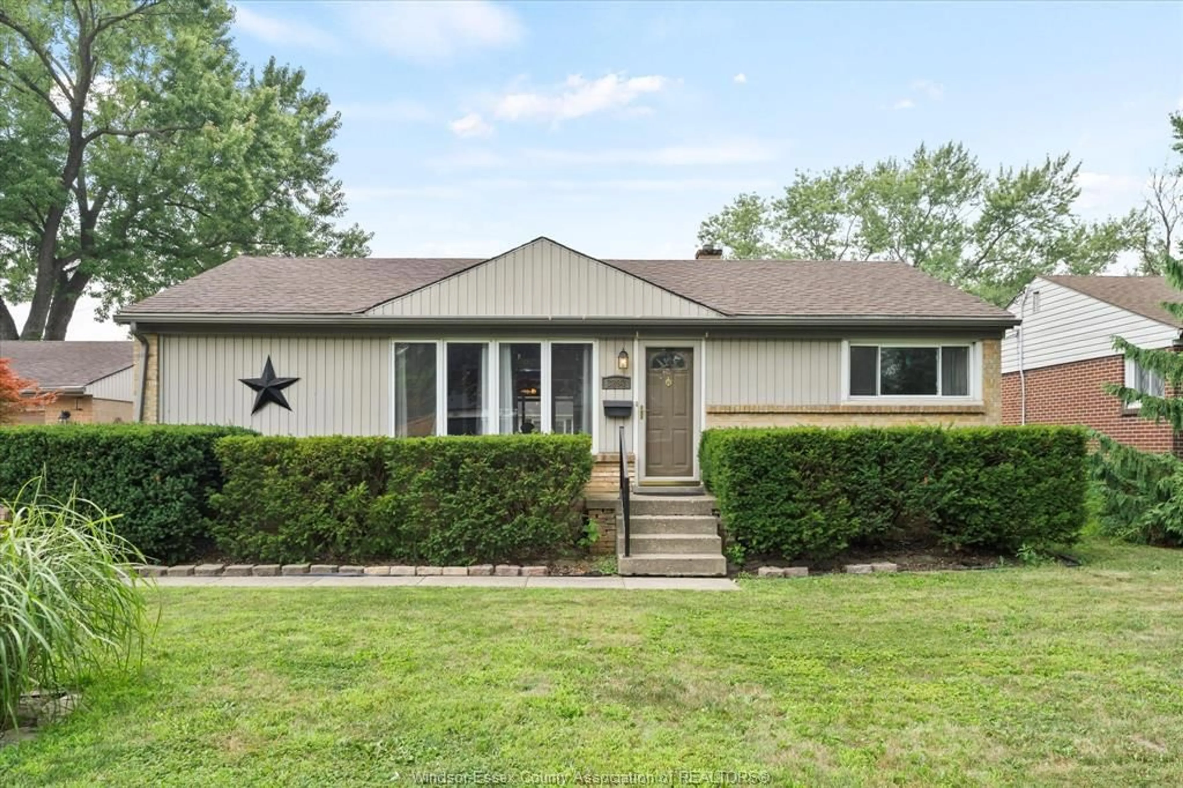 Home with vinyl exterior material, street for 3293 VIRGINIA PARK Ave, Windsor Ontario N9E 2C4