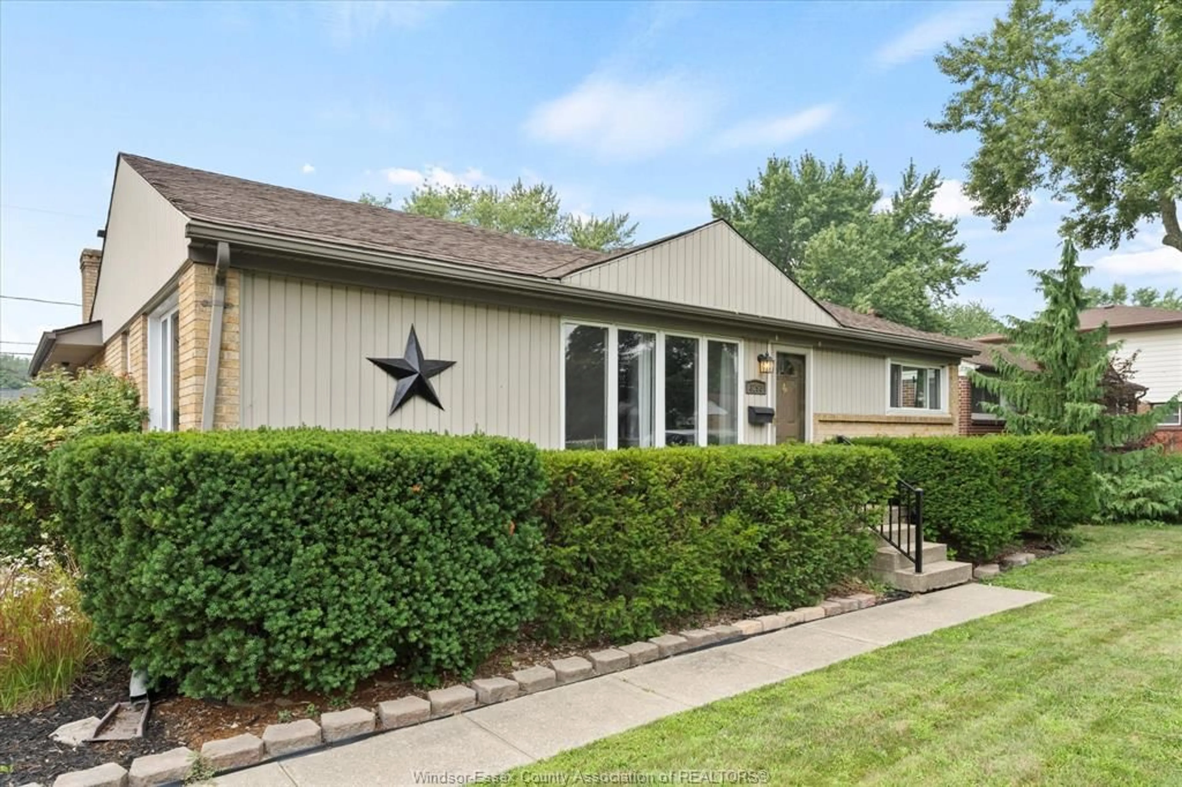 Home with vinyl exterior material, street for 3293 VIRGINIA PARK Ave, Windsor Ontario N9E 2C4