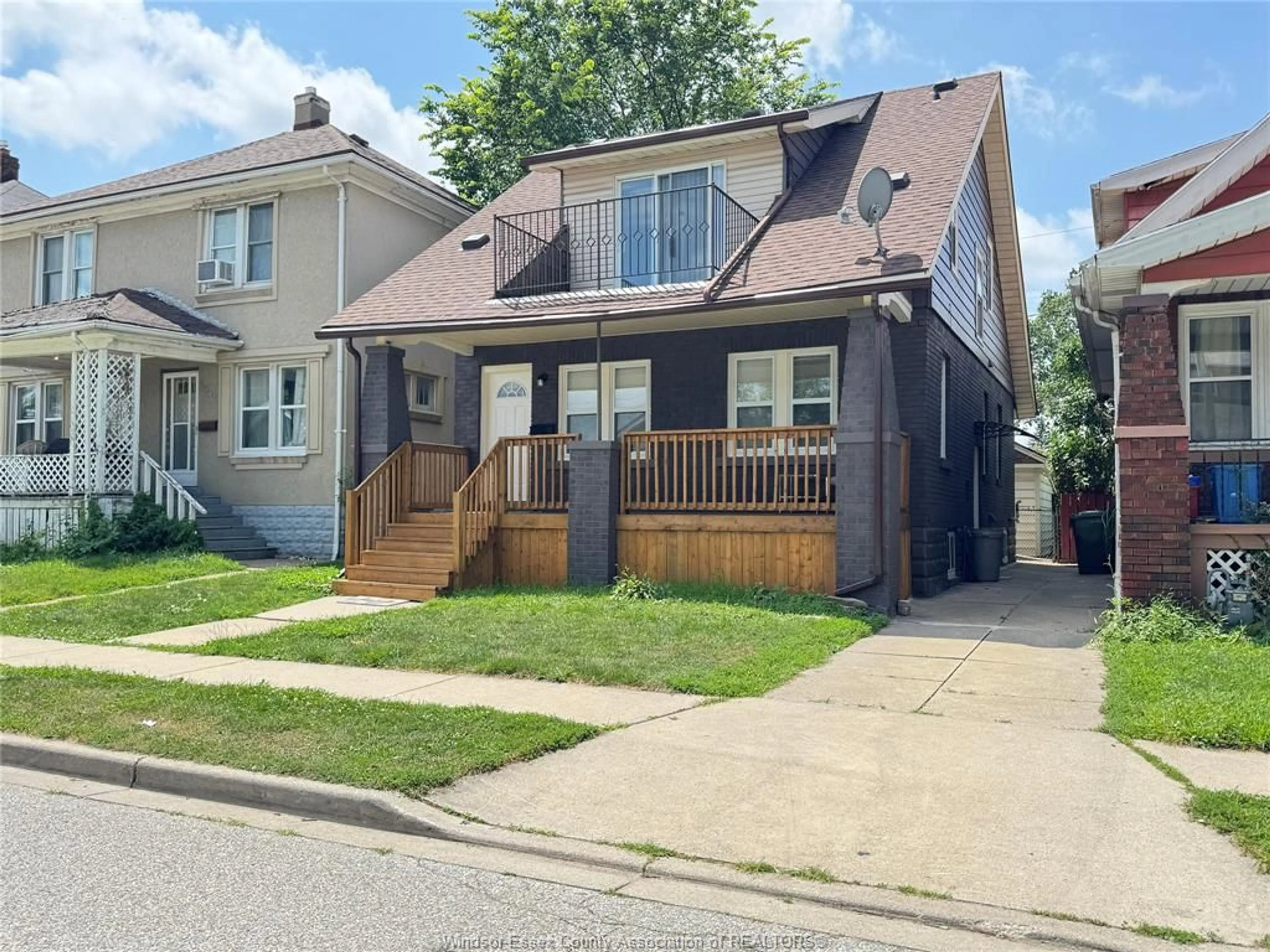 Home with vinyl exterior material, street for 1535 LILLIAN Ave, Windsor Ontario N8X 4A9