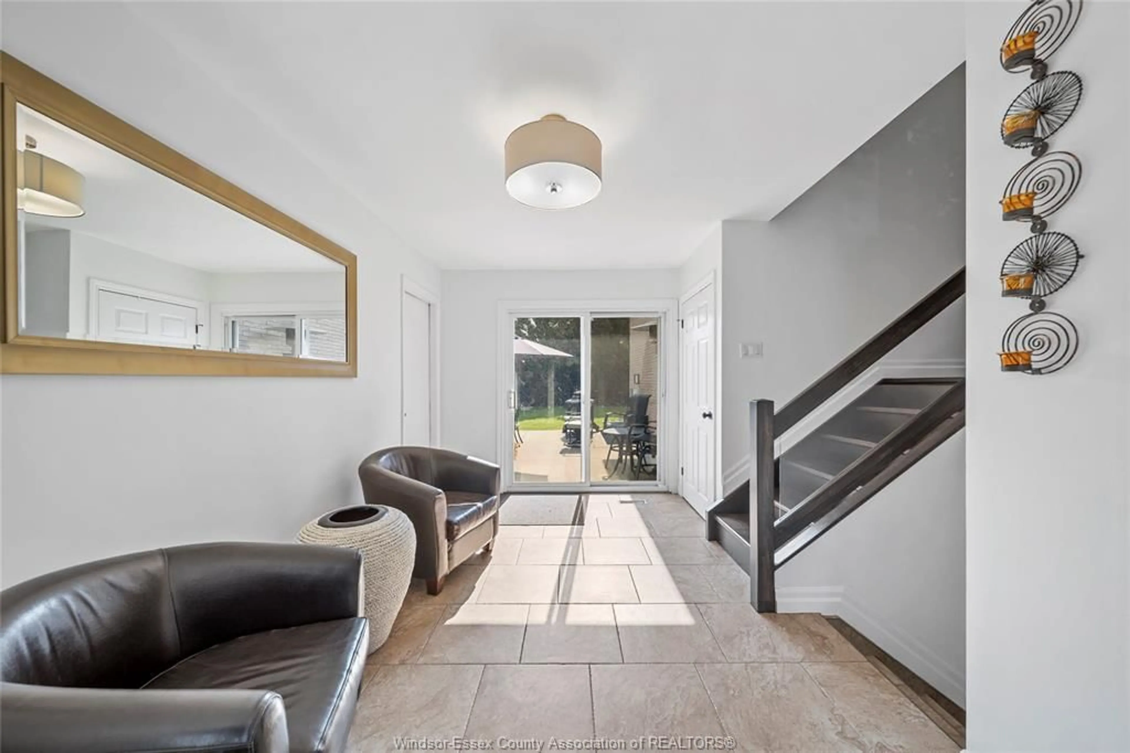 Indoor foyer for 18 Debergh Ave, Leamington Ontario N8H 4S9