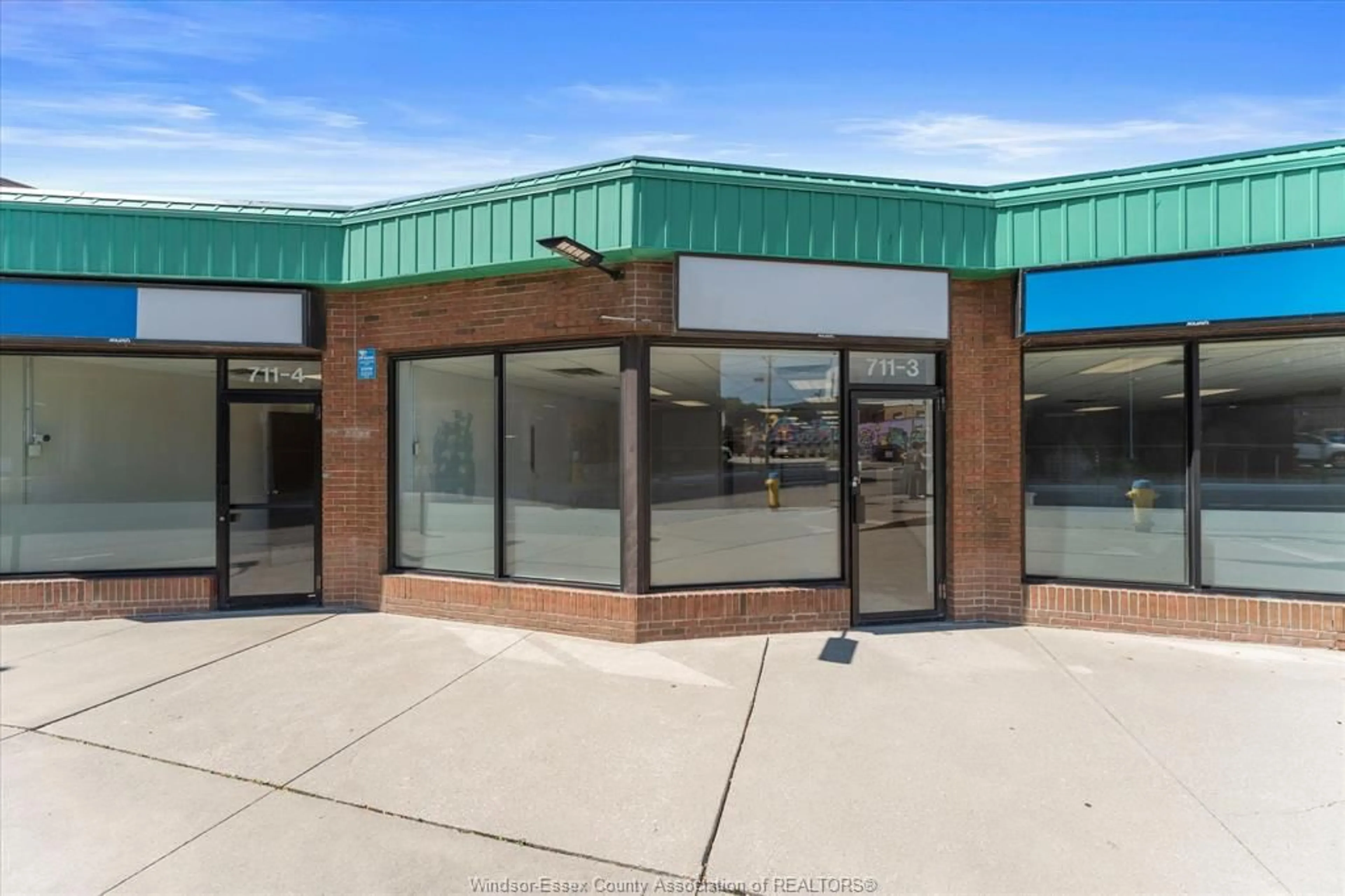Indoor foyer for 711-719 PELISSIER St, Windsor Ontario N9A 4L4