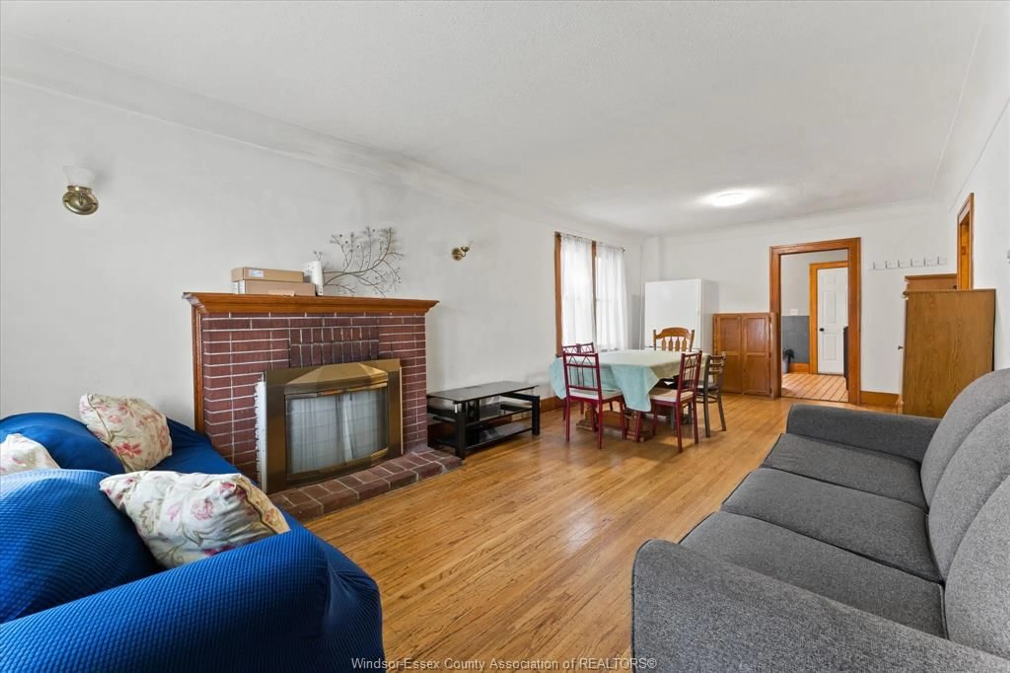 Living room with furniture, wood/laminate floor for 637 Rankin, Windsor Ontario N9B 2R8