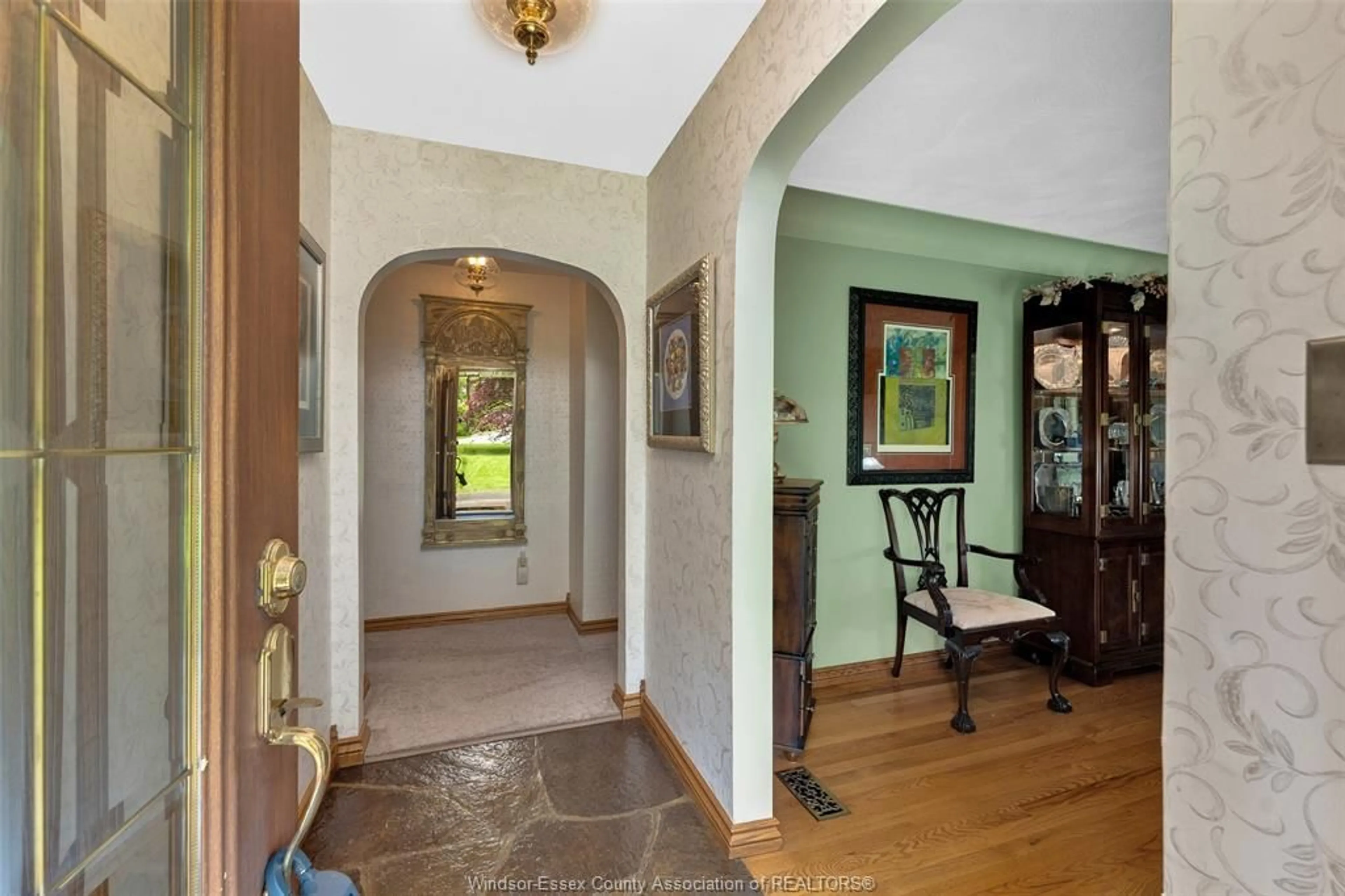 Indoor foyer for 1506 WHITEWOOD, Kingsville Ontario N9Y 2V9