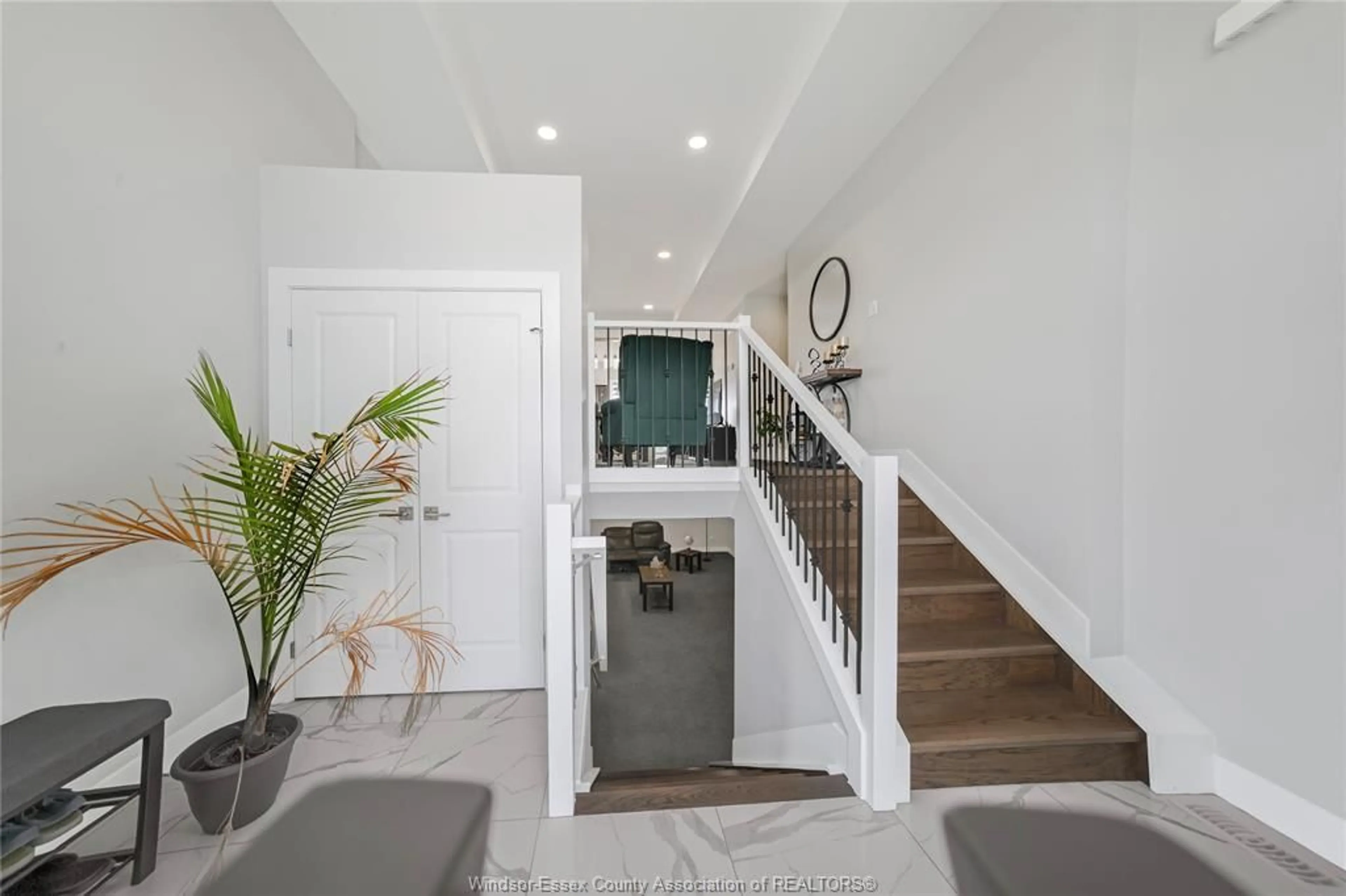 Indoor entryway for 794 KEIL Dr, Chatham Ontario N7M 0T4