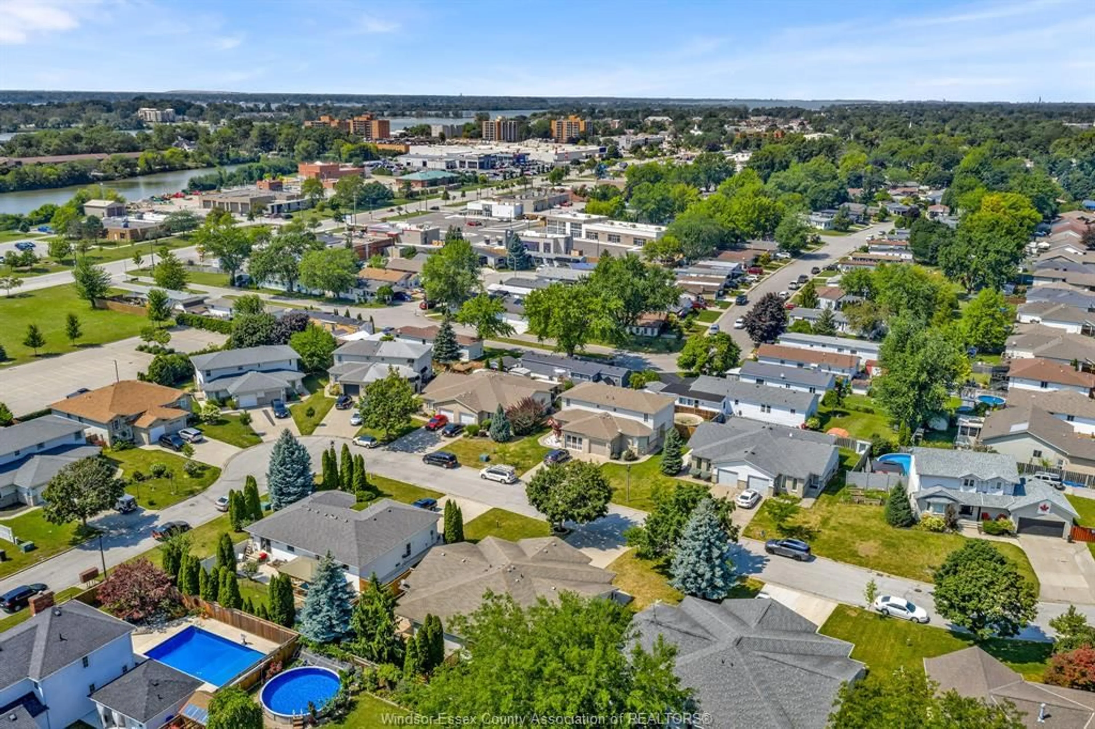 A pic from outside/outdoor area/front of a property/back of a property/a pic from drone, unknown for 341 RIDGEVIEW Pl, Amherstburg Ontario N9V 3Y6