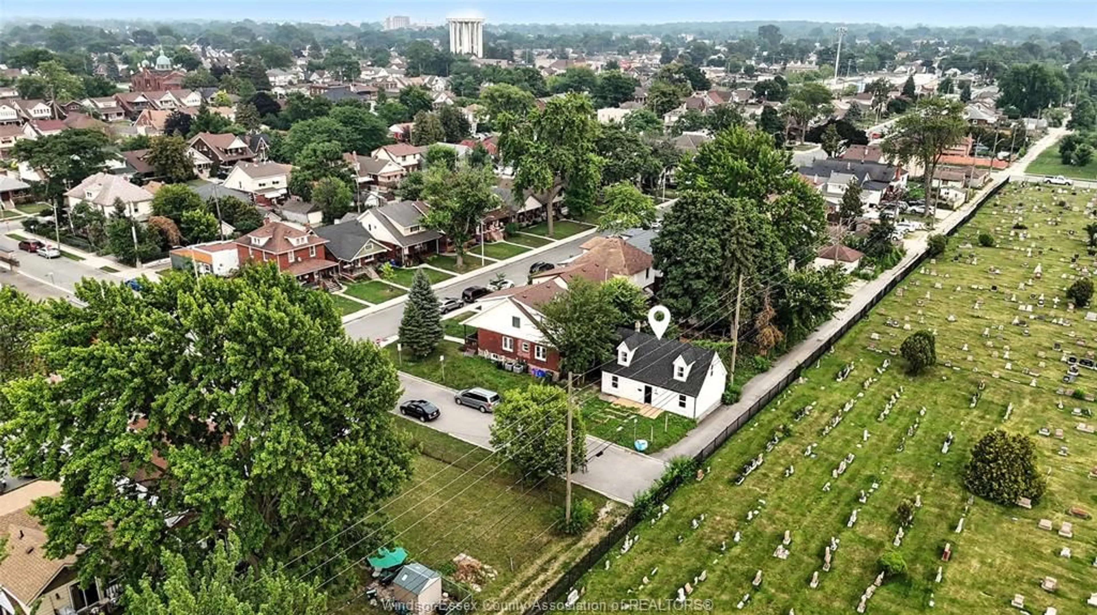 A pic from outside/outdoor area/front of a property/back of a property/a pic from drone, unknown for 759 ELLIS St, Windsor Ontario N8X 2H5
