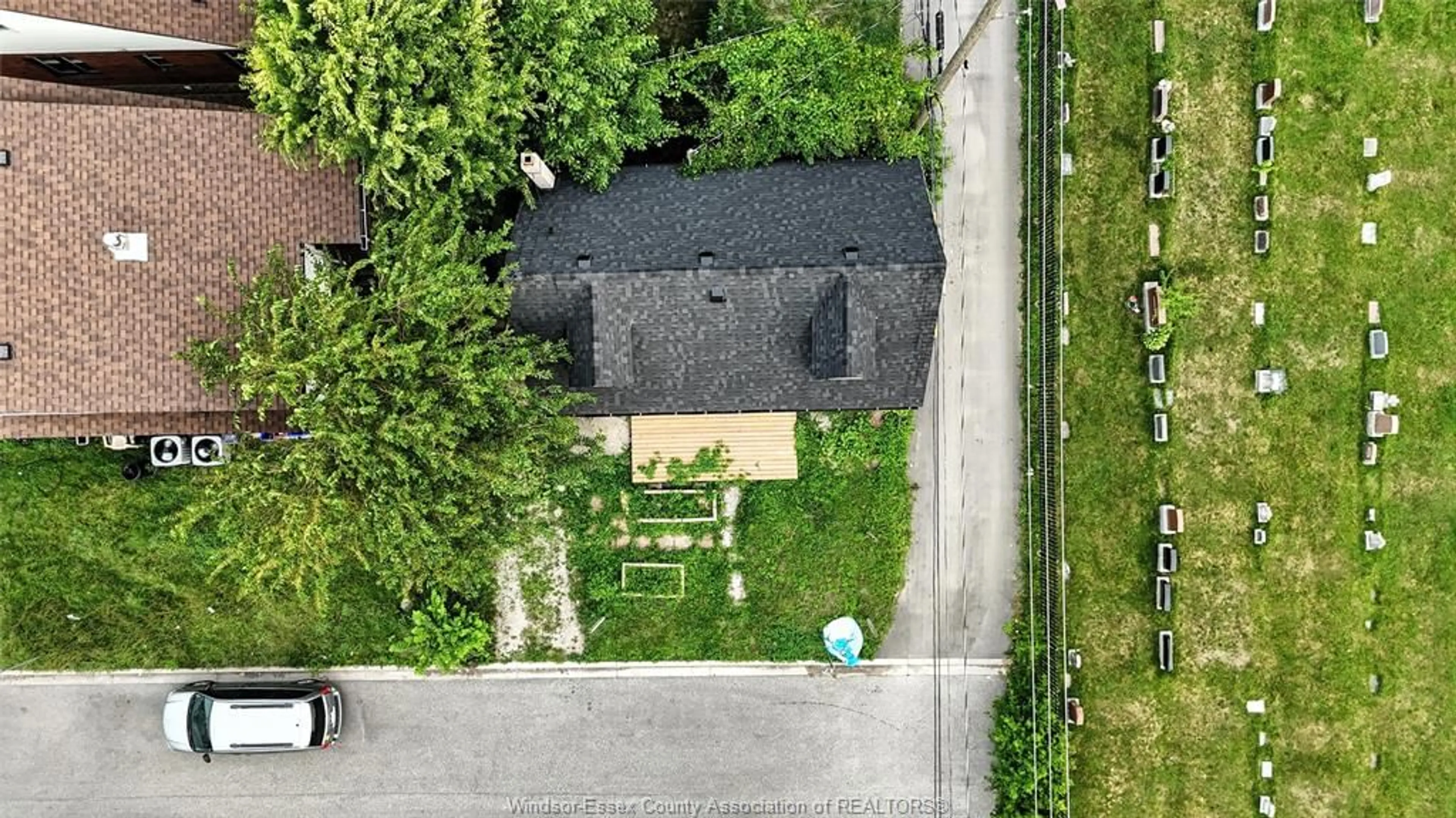 A pic from outside/outdoor area/front of a property/back of a property/a pic from drone, street for 759 ELLIS St, Windsor Ontario N8X 2H5