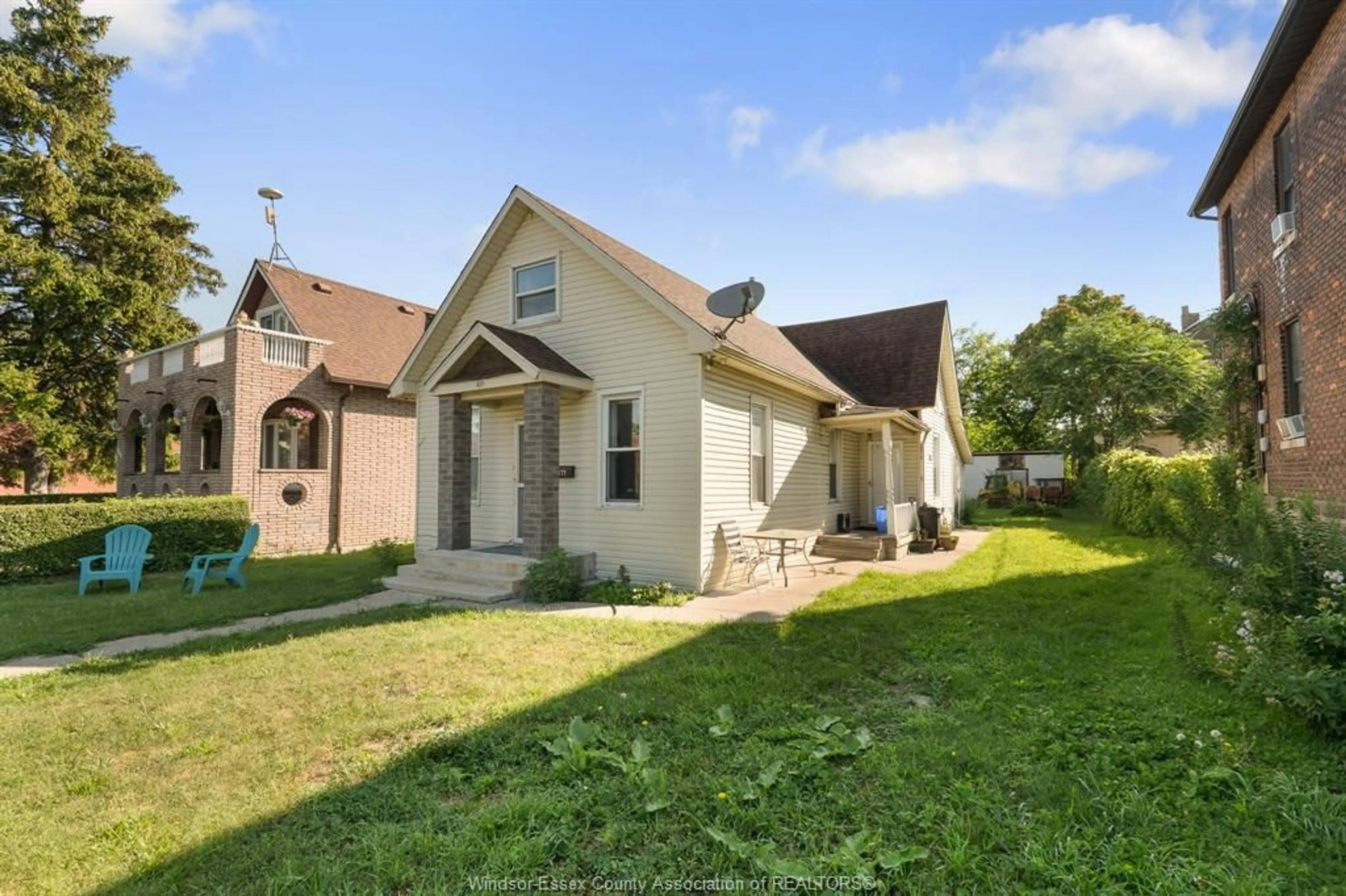 A pic from outside/outdoor area/front of a property/back of a property/a pic from drone, street for 672 LANGLOIS, Windsor Ontario N9A 2G6