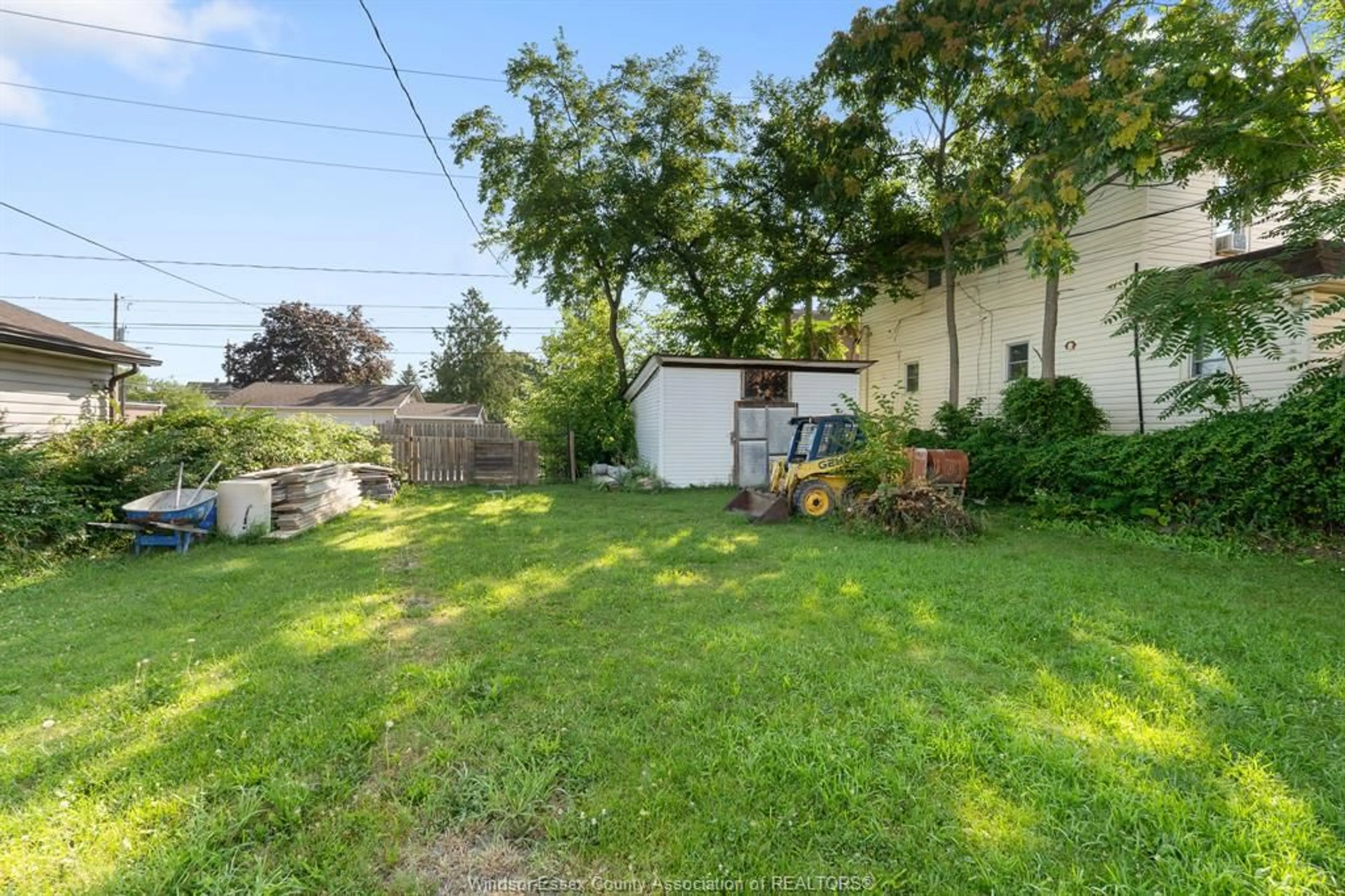 A pic from outside/outdoor area/front of a property/back of a property/a pic from drone, street for 672 LANGLOIS, Windsor Ontario N9A 2G6