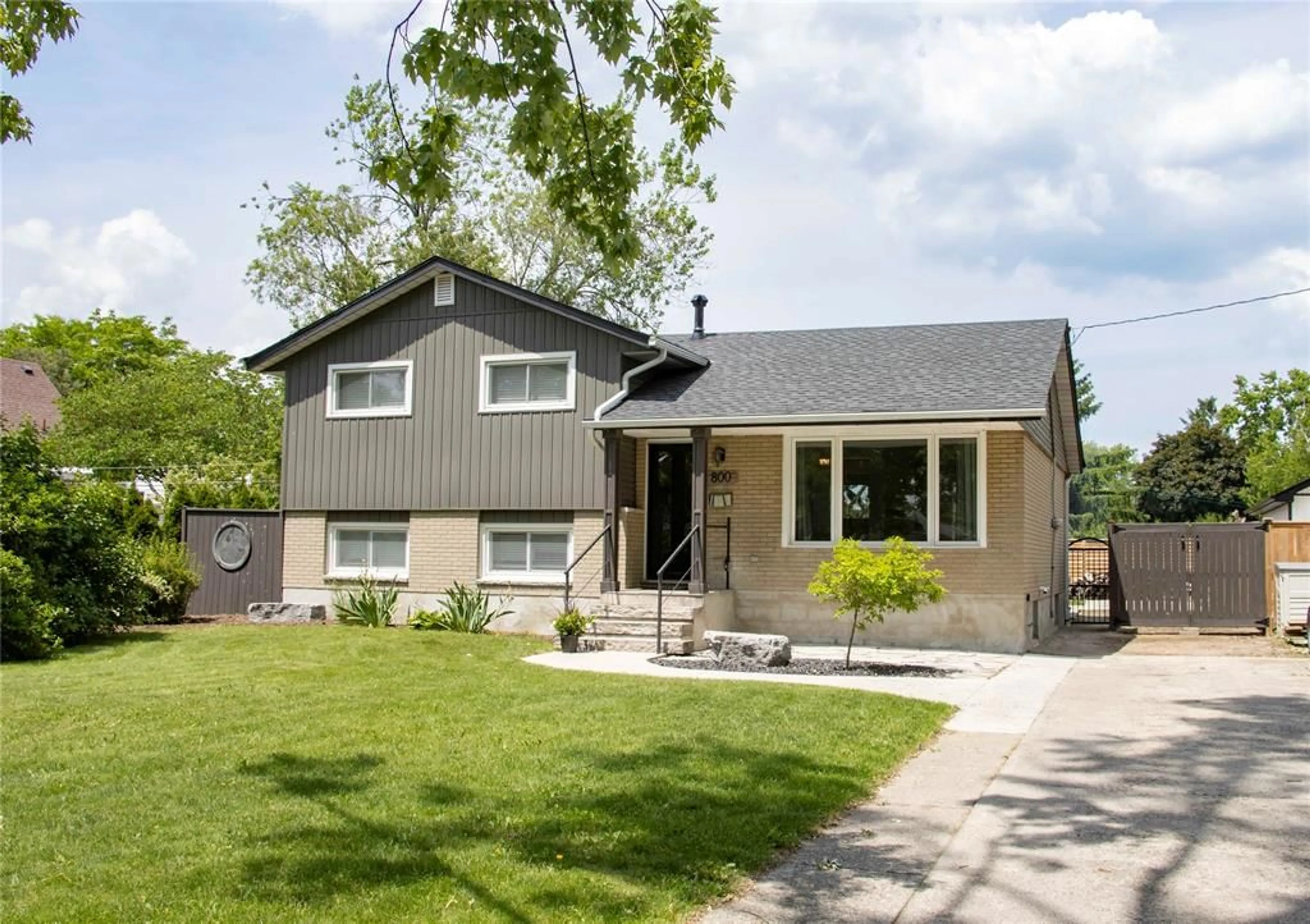 Home with vinyl exterior material, street for 800 ROSEDALE Ave, Sarnia Ontario N7V 2A3