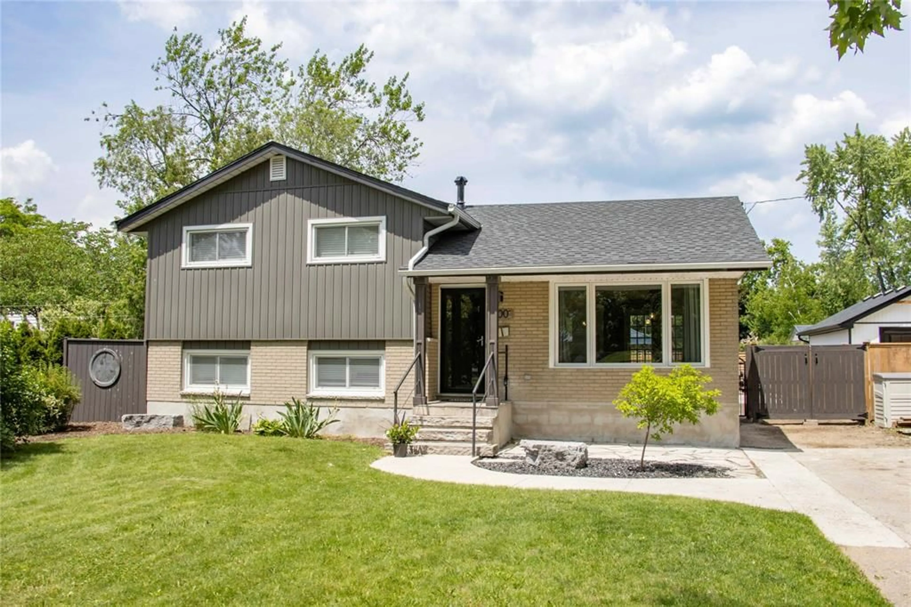 Home with vinyl exterior material, street for 800 ROSEDALE Ave, Sarnia Ontario N7V 2A3