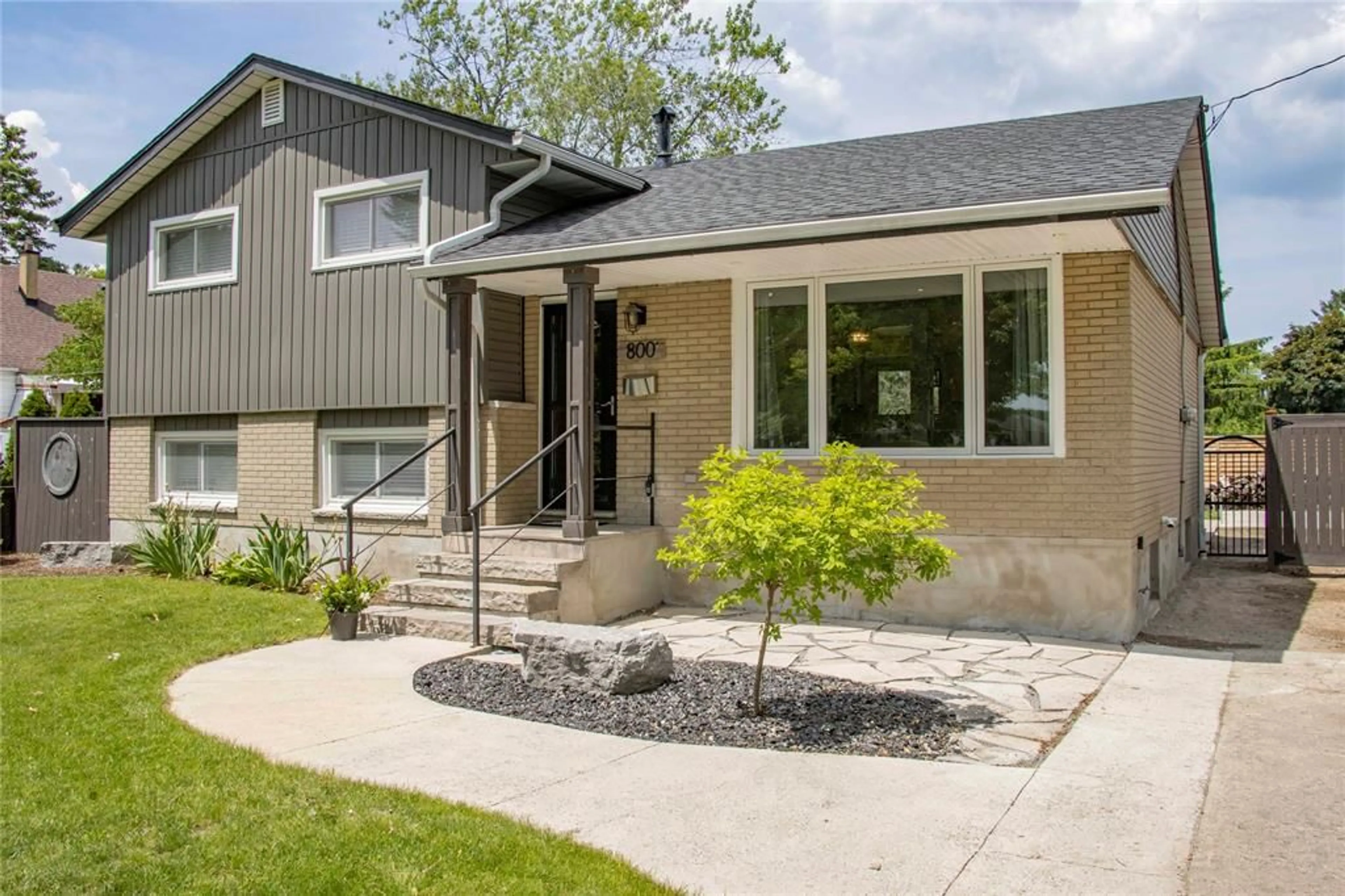 Home with brick exterior material, street for 800 ROSEDALE Ave, Sarnia Ontario N7V 2A3