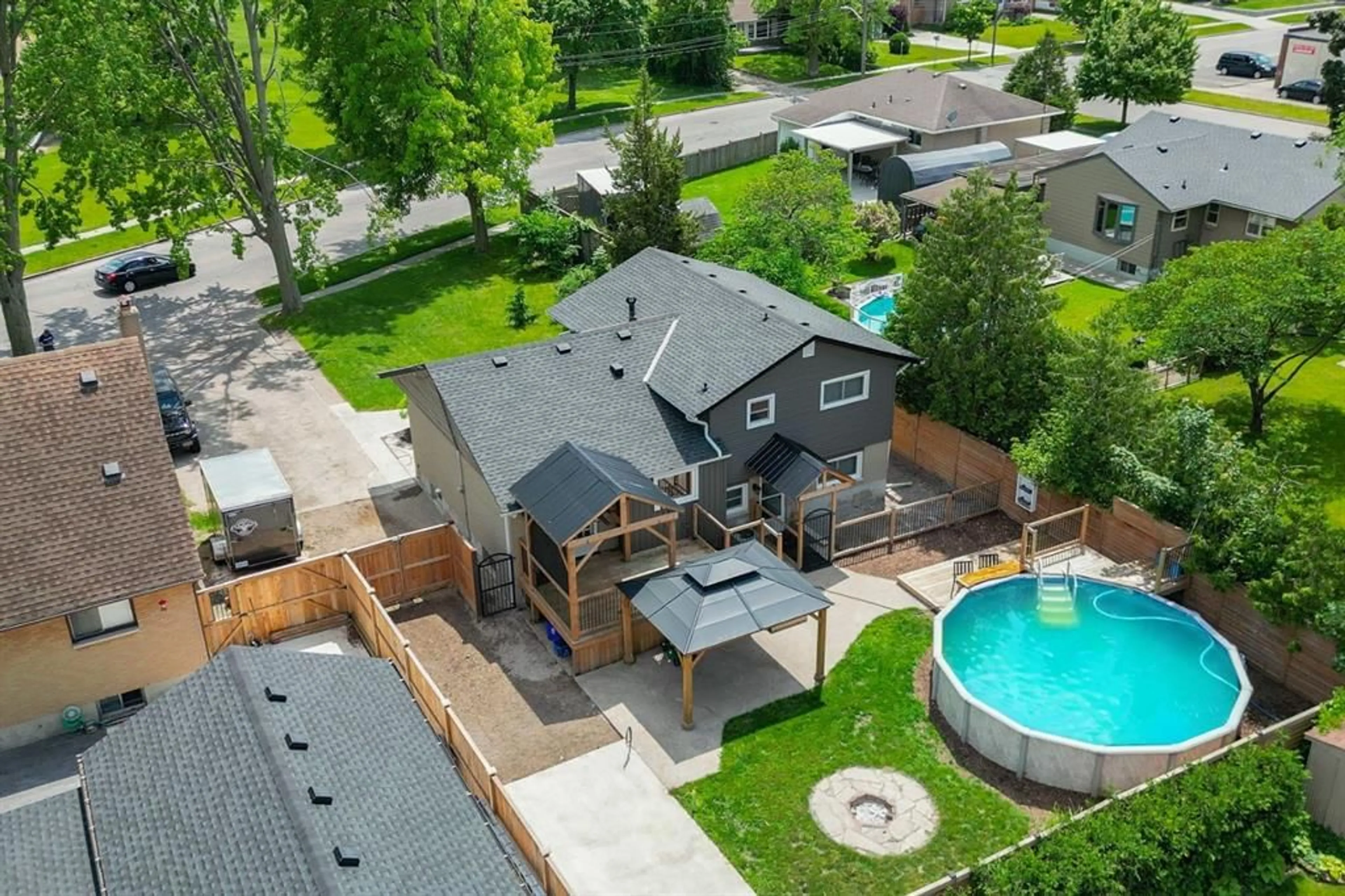 A pic from outside/outdoor area/front of a property/back of a property/a pic from drone, unknown for 800 ROSEDALE Ave, Sarnia Ontario N7V 2A3