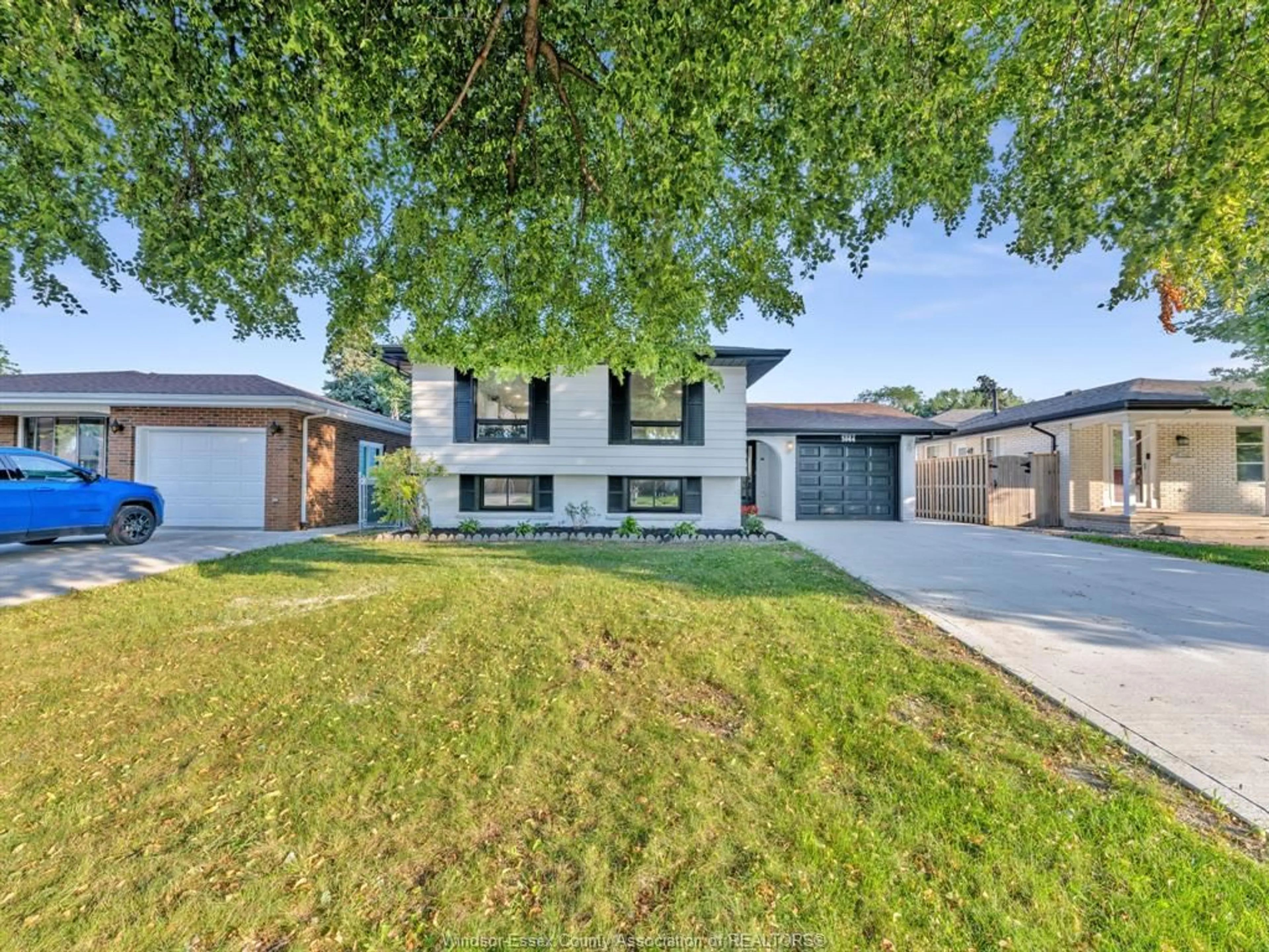 A pic from outside/outdoor area/front of a property/back of a property/a pic from drone, street for 3064 RUSHTON Dr, Windsor Ontario N8R 1M4