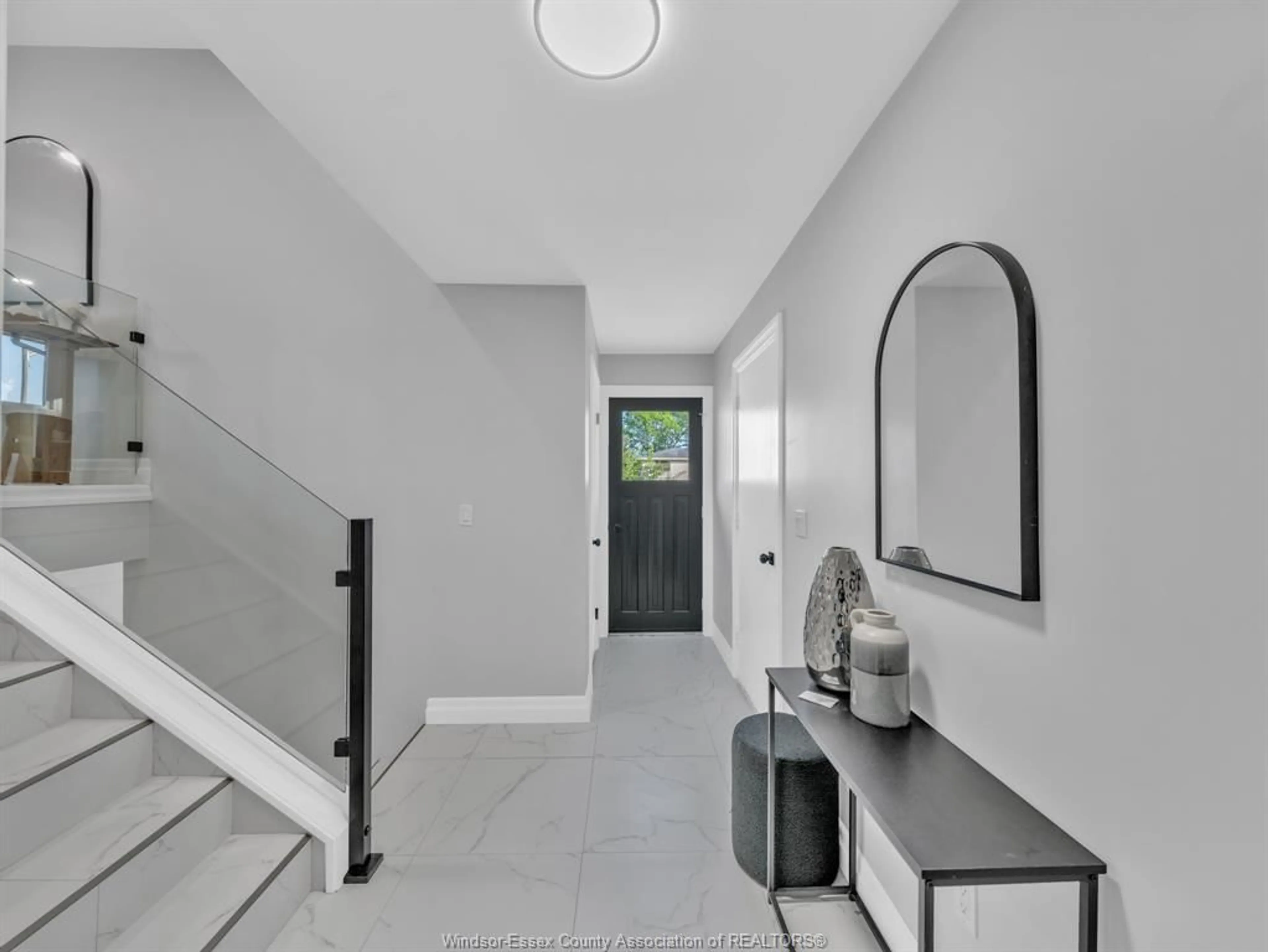 Indoor entryway for 3064 RUSHTON Dr, Windsor Ontario N8R 1M4
