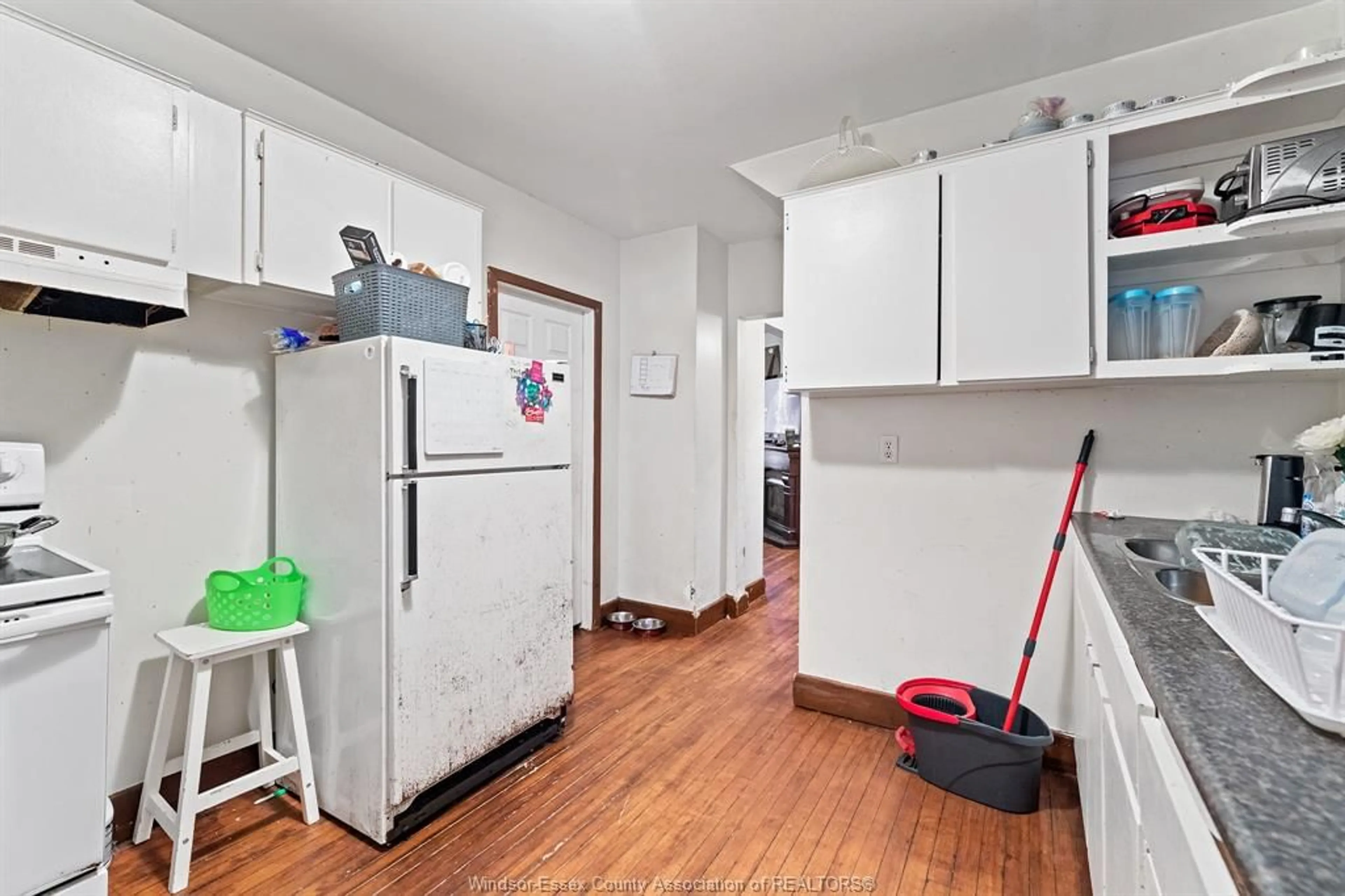 Standard kitchen, unknown for 895 Pillette, Windsor Ontario N8Y 3B4