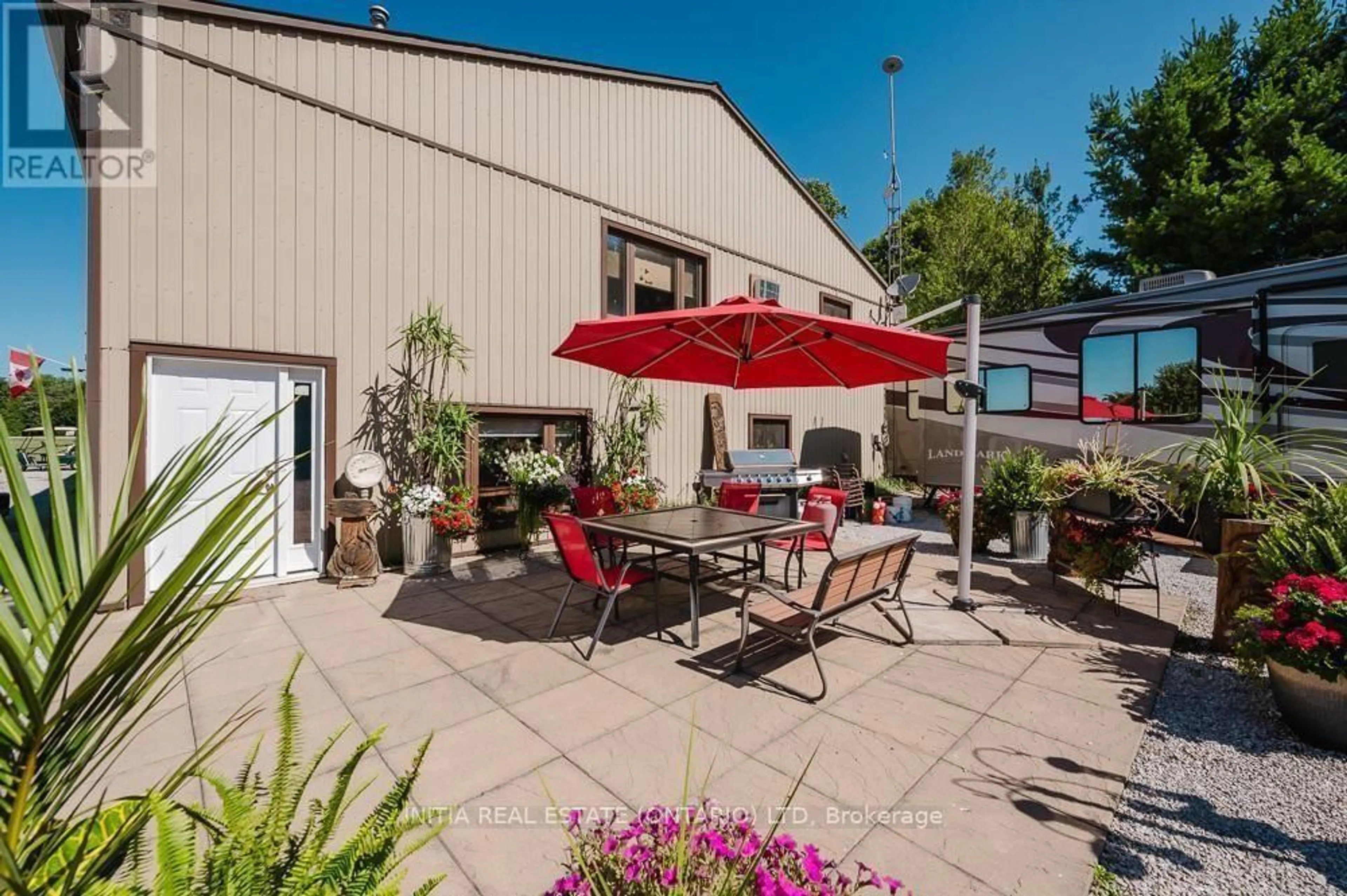 Patio, street for 9450 Longwoods Rd, Chatham Ontario N7M 5J7