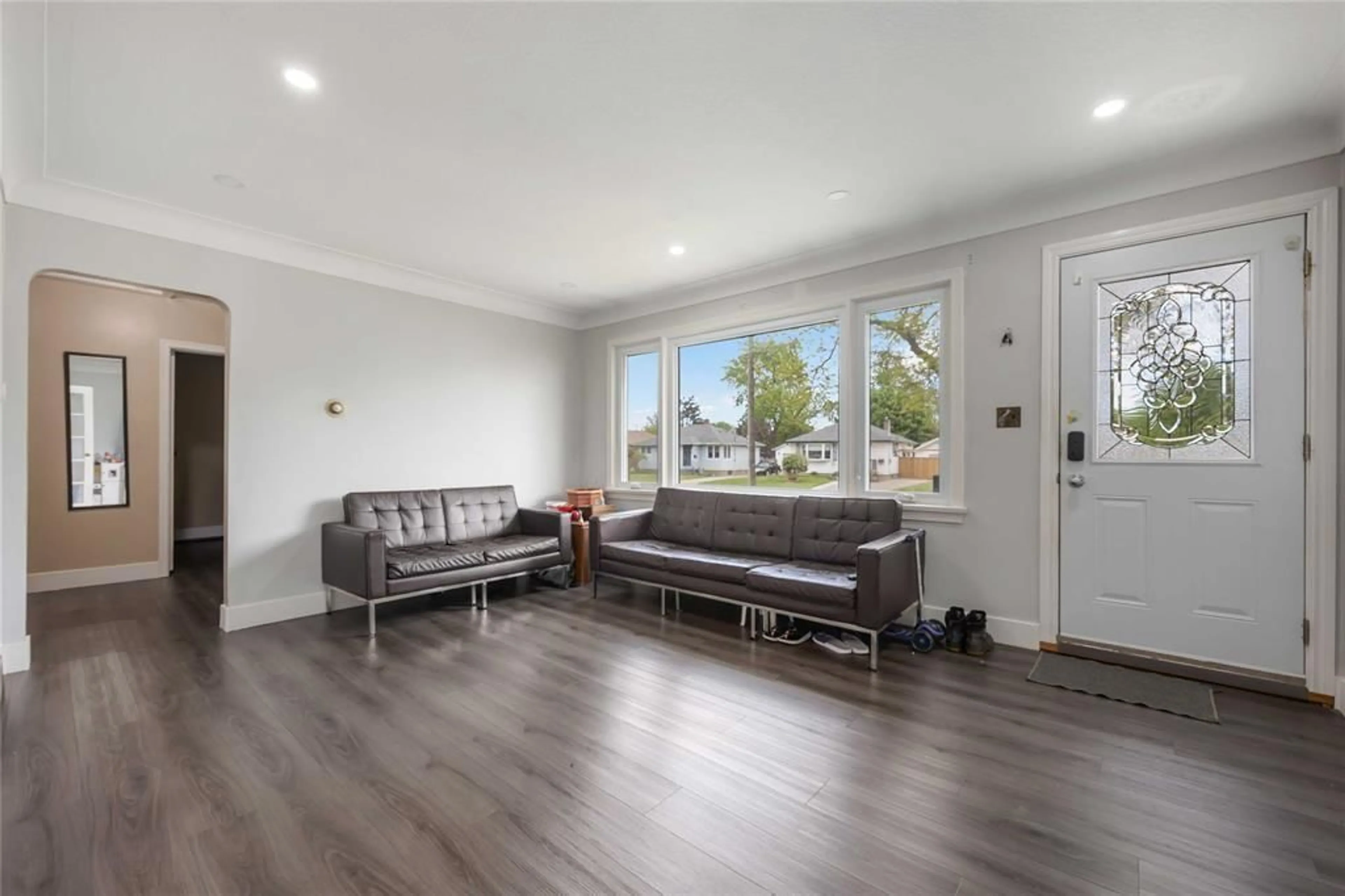 Living room with furniture, wood/laminate floor for 66 TWEEDSMUIR Ave, Sarnia Ontario N7S 2S1
